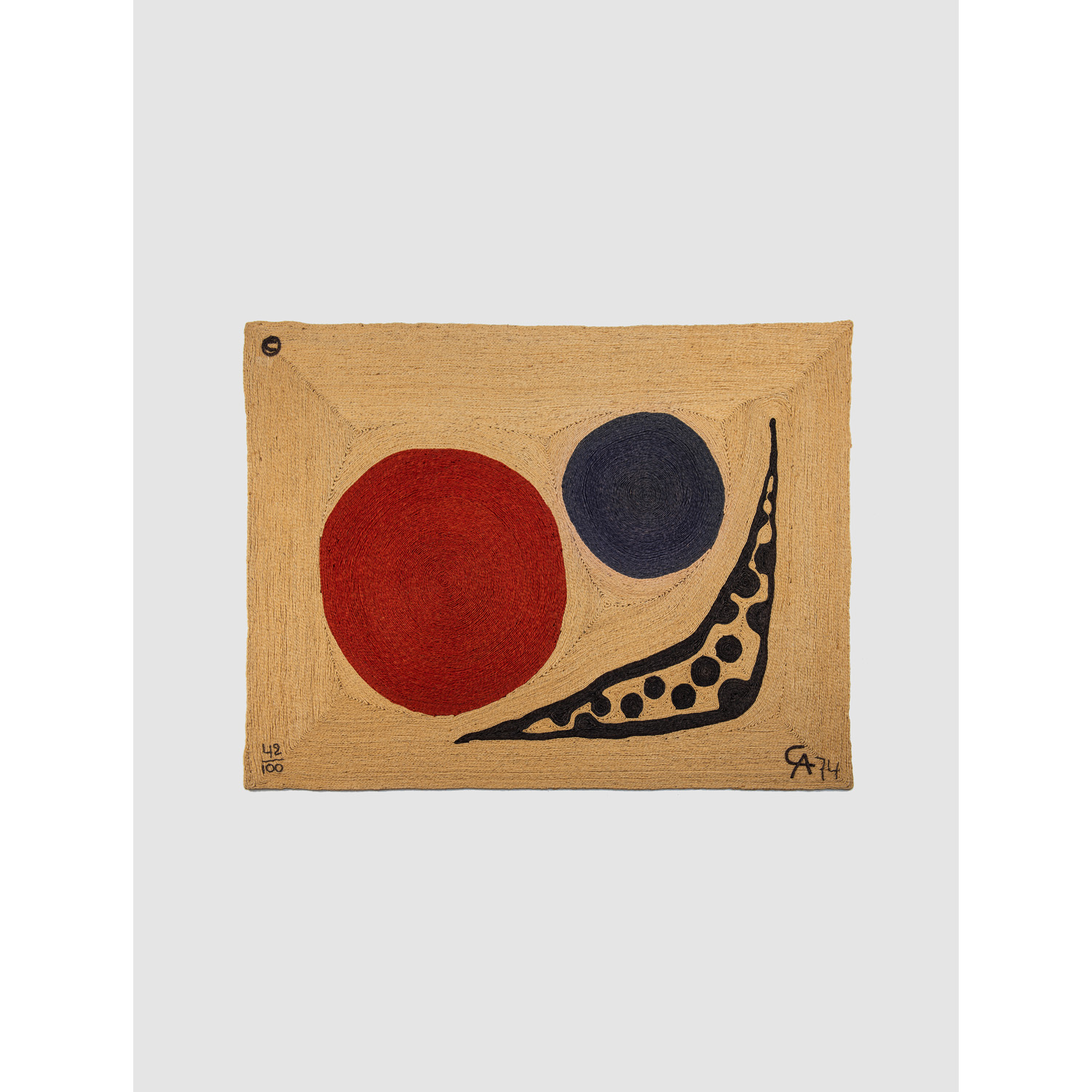 Alexander Calder (1898-1976), d'apr&egrave;s Tapisserie - N&deg;42/100 Jute &Eacute;dition limit&eacute;e &agrave; 100 exemplaires Sign&eacute;e et dat&eacute;e 'CA 74' et num&eacute;rot&eacute;e '42/100' &Eacute;tiquette de la manufacture Bon-Art au dos Mod&egrave;le cr&eacute;&eacute; en 1974 183 &times; 244 cm