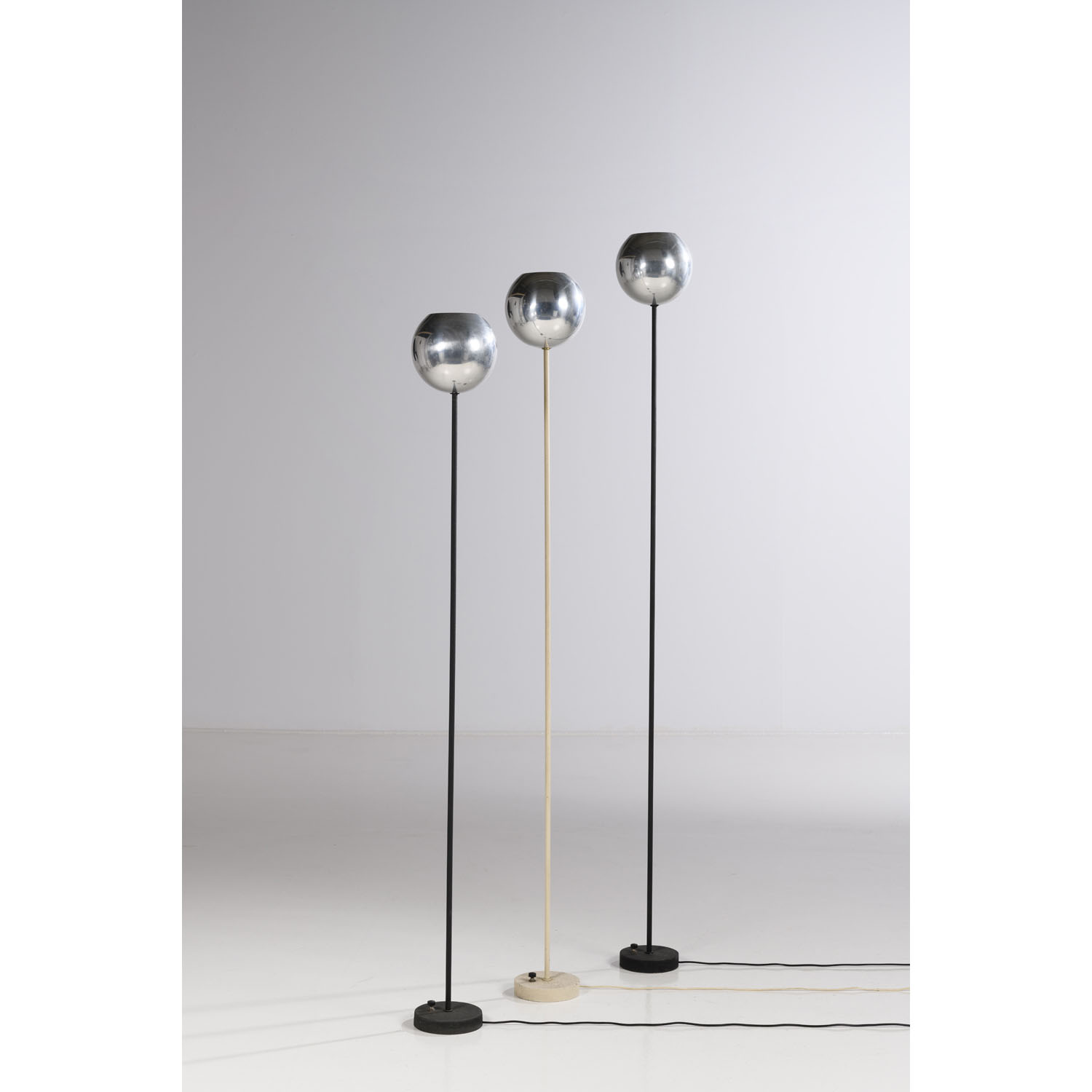 Gino Sarfatti (1912-1985) Modèle n° 1081 Estimation : 6000 / 9000 € Gino Sarfatti (1912-1985) Modèle n° 1081 Suite de trois lampadaires Aluminium poli et métal peint Etiquette Arteluce dans un des globes Date de création : vers 1960 H 180 × Ø 20 cm Bibliographie : M. Romanelli & S. Severi, 'Gino Sarfatti : Selected works 1938-1973', Ed. Silvana Editoriale, 2012, modèle reproduit p. 456