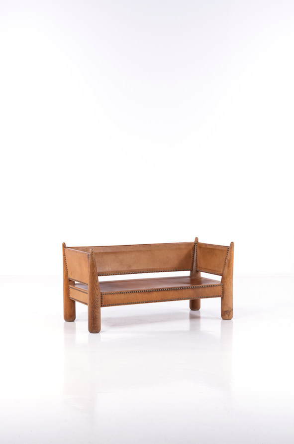 Børge Clausen (1921-1988) Canapé Chêne, cuir et laiton Date de création : vers 1940 H 76×L 152×P 70cm Provenance : Famille de l'artiste 70000/90000€