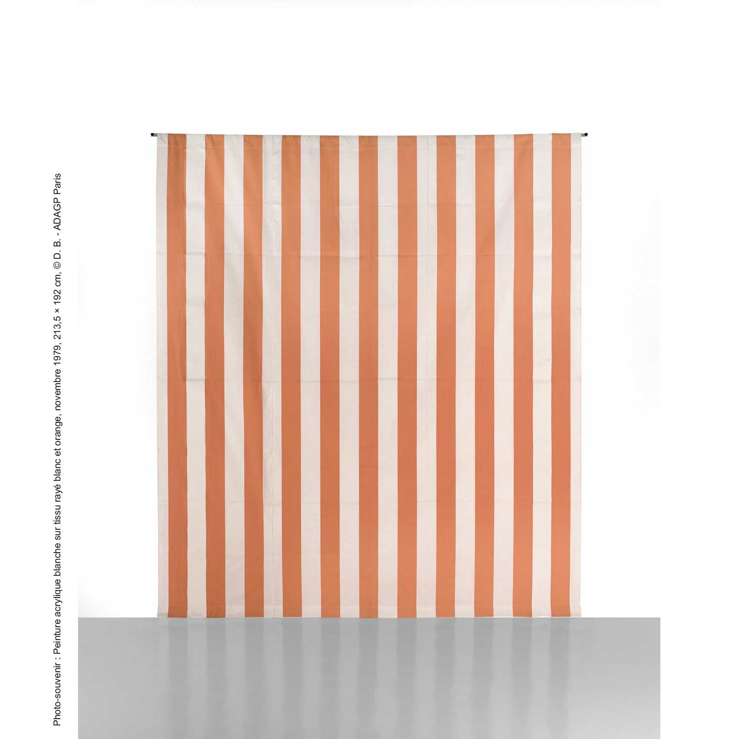 Daniel Buren (né en 1938)  Peinture acrylique blanche sur tissu rayé blanc et  orange, novembre 1979  Acrylique blanche sur tissu rayé de bandes  blanches et oranges alternées et verticales,  de 8,7 cm (+0,3 cm) chacune  213,5 × 192 cm 