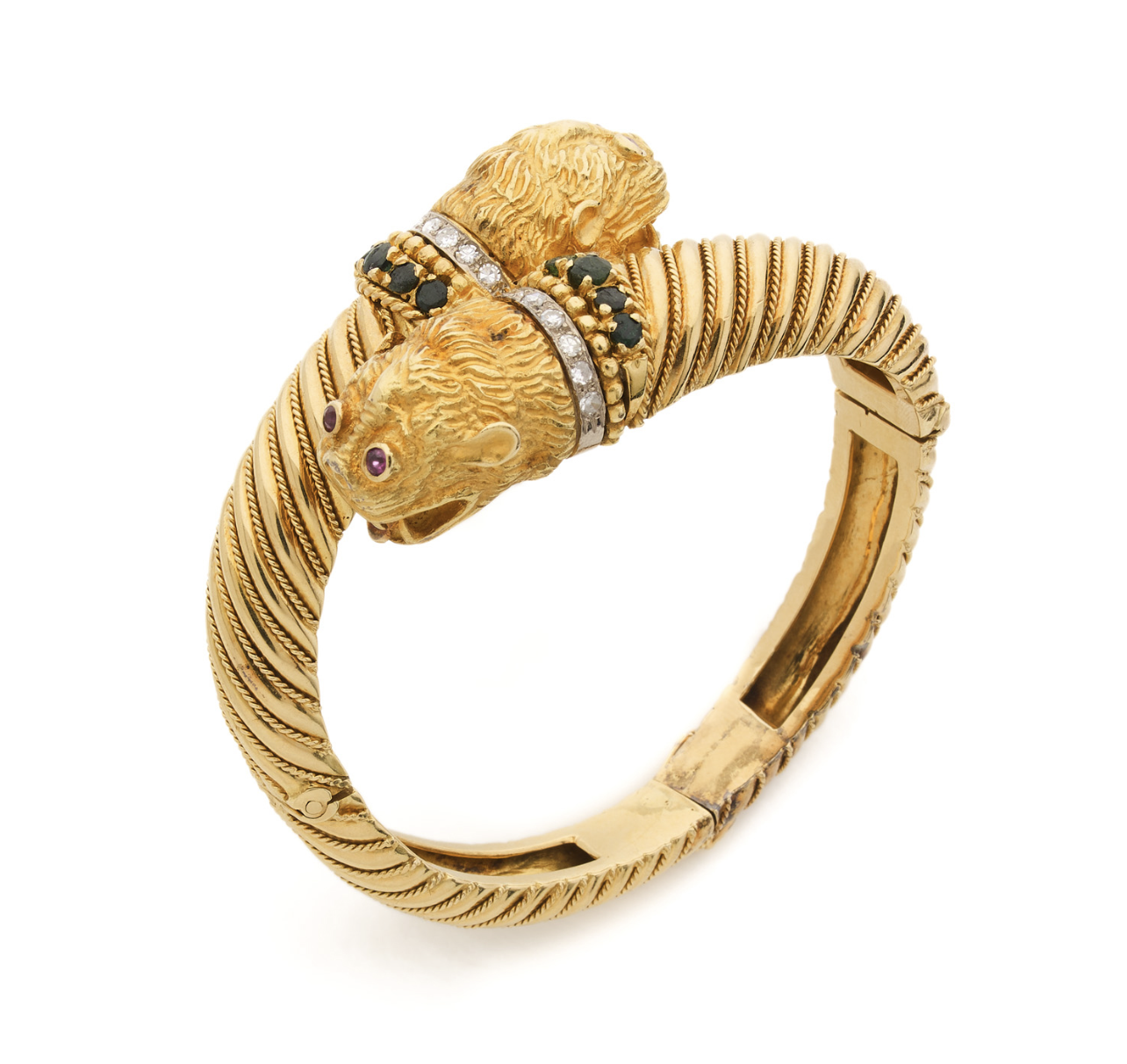 Ilias LALAOUNIS Bracelet jonc ouvrant en or jaune 18k (750‰) godronné et fil d'or torsadé à têtes de félins rehaussés de diamants et de saphirs ronds, des rubis pour les yeux