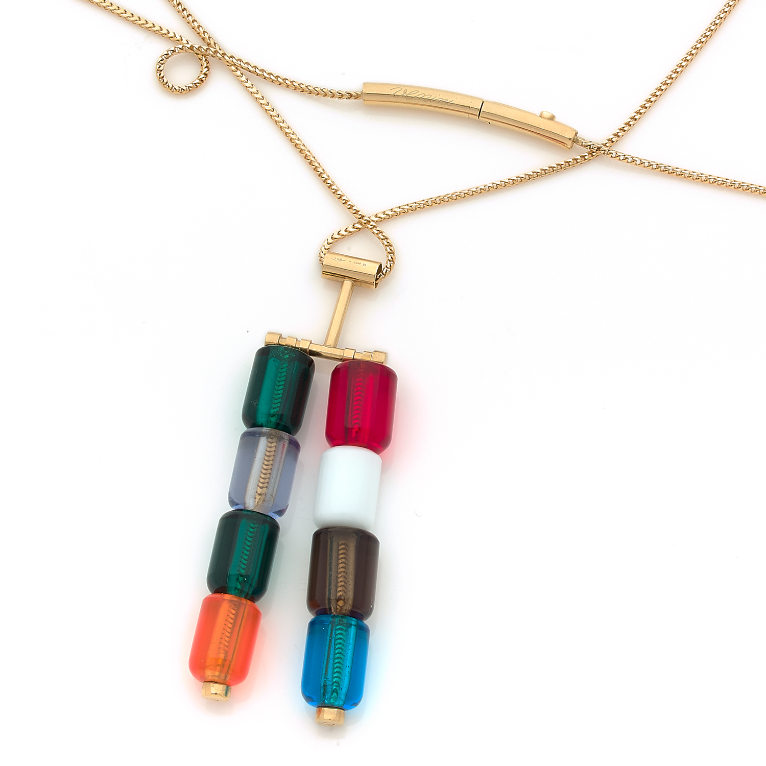 Ettore SOTTSASS (1917-2007) pour Venini Collection &ldquo;Confetti&rdquo; Pendentif articul&eacute; et sa cha&icirc;ne en or jaune 18k (750&permil;) retenant huit &eacute;l&eacute;ment cylindriques en verre color&eacute;. Sign&eacute; Venini, poin&ccedil;onn&eacute;. Longueur du collier : 45 cm Hauteur du pendentif : 6,7 cm Poids brut : 22 g. 3 000 / 4 000 &euro;