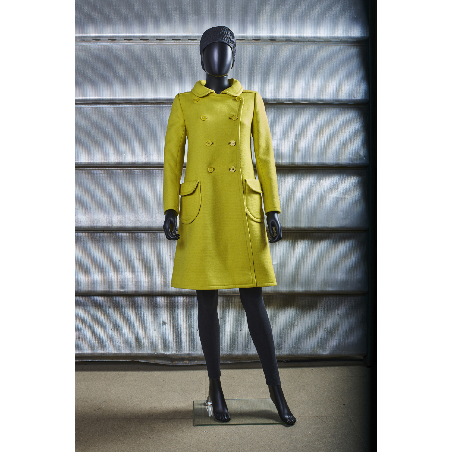 COURRÈGES HAUTE COUTURE Printemps-été 1967 MANTEAU en crêpe de laine lime, double boutonnage, martingale Griffe blanche, graphisme noir Env. T. S Mini salissures, quelques petits fils tirés Iconographie : droits réservés