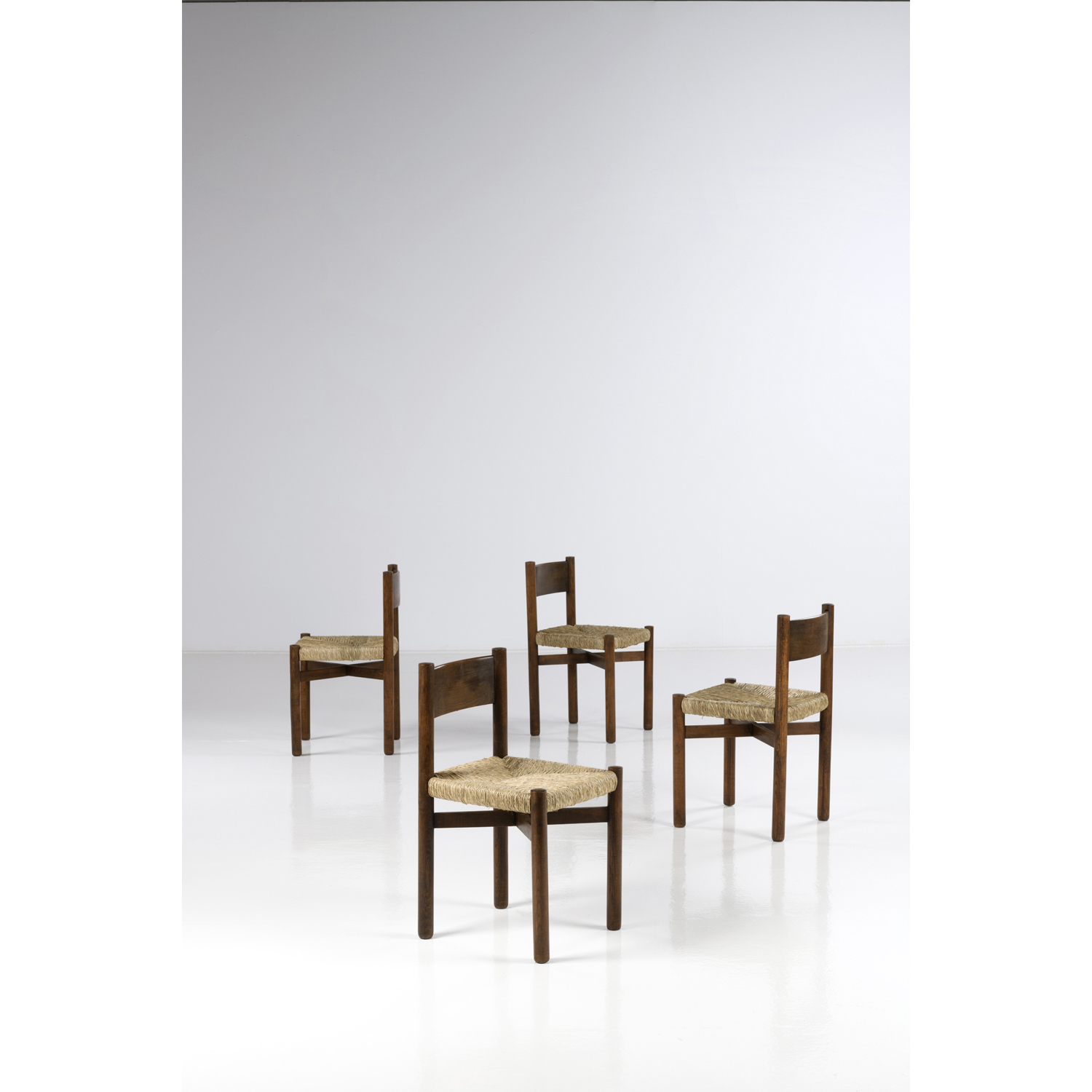 Charlotte Perriand (1903-1999) Suite de 4 chaises dites 'M&eacute;ribel' Estimation : 3000 / 4000 &euro; Charlotte Perriand (1903-1999)  Suite de 4 chaises dites 'M&eacute;ribel'  Ch&ecirc;ne et paille  Date de cr&eacute;ation: 1941  H 76&times;L 42&times;P 42cm
