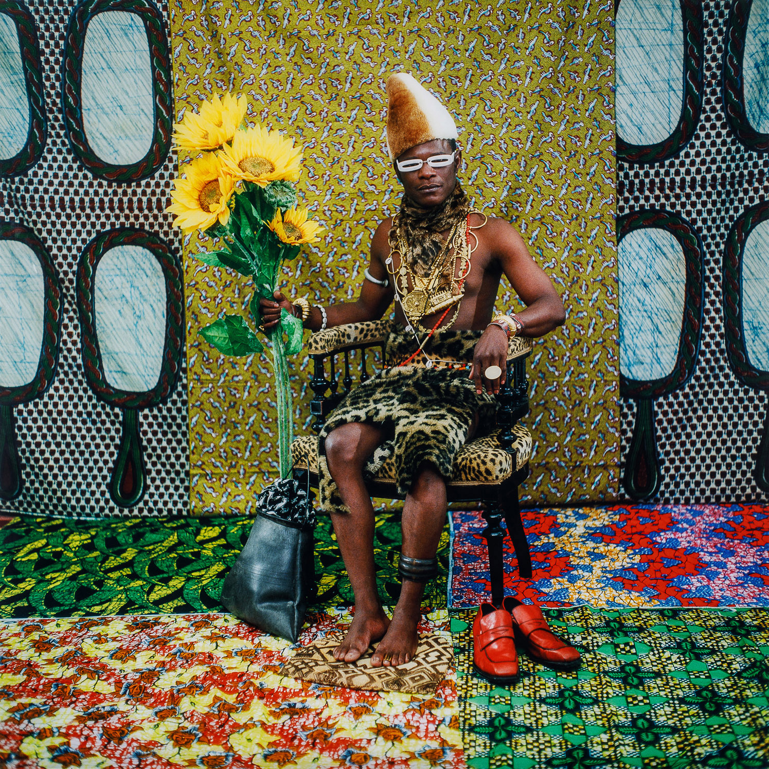 Samuel Fosso (born 1962, Cameroon) Le Chef (Celui qui a vendu l'Afrique aux colons), 2007 Estimation : 15000 / 20000 &euro;