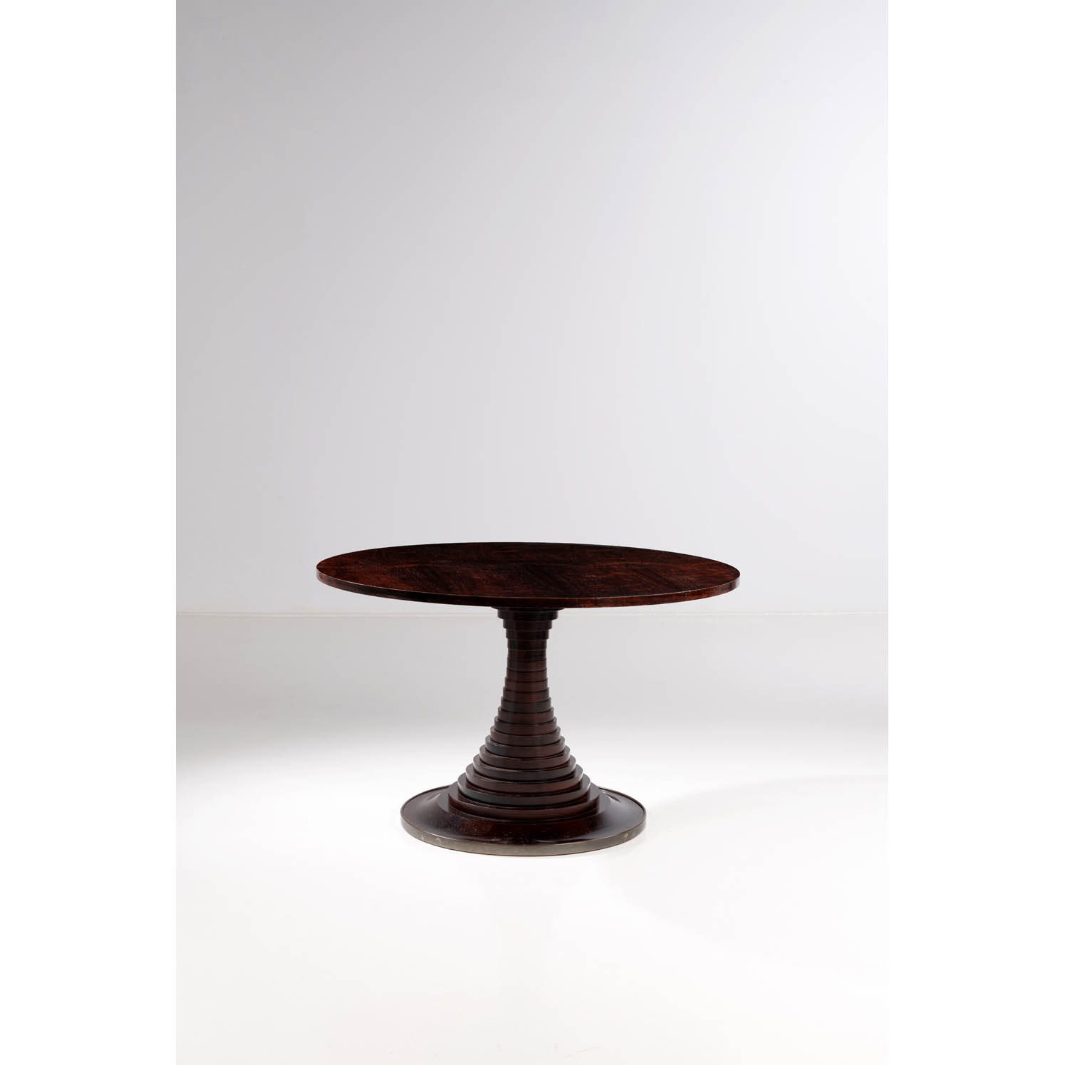 Carlo De Carli (1910-1999) Model n°180 Estimation : 5000 / 7000 € Carlo De Carli (1910-1999)  Model n°180  Table  Varnished wood, lacquered wood and brass  Sormani edition  Creation date: 1963  H 77 × Ø 124 cm