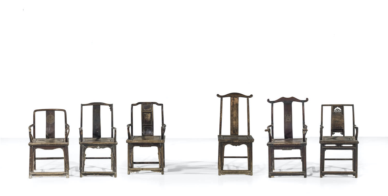 *Ai Weiwei (né en 1957) Fairytails 1001, 2007 Estimation : 50000 / 70000 € *Ai Weiwei (né en 1957)  Fairytails 1001, 2007  6 chaises Quing Dinasty  Signée chacune en pinyin sous l'assise  Dimensions variables  Provenance :  - Collection particulière, Vienne  - Collection particulière, Paris  Expositions :  - Cassel, 'Documenta 12', 16 juin-23 septembre 2007, exemplaires reproduits en couleur, p. 209  - Beijing / Lucerne, Galerie Urs Meile, 'Ai Weiwei Works, 2004-2007', 2007, exemplaires reproduits en couleur en première et quatrième de couverture, p. 8, pp. 158-163, 166-167  - Tokyo, Mori Art Museum, 'Ai Weiwei. According to what ?', 2009, exemplaires reproduits en couleur p. 137 