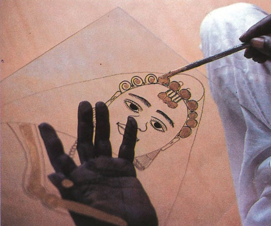 Gora M'Bengue dans son atelier, 1979 © Renaudeau, Strobel, Peinture sous verre du Sénégal, Ed Fernand Nathan, Paris, 1984