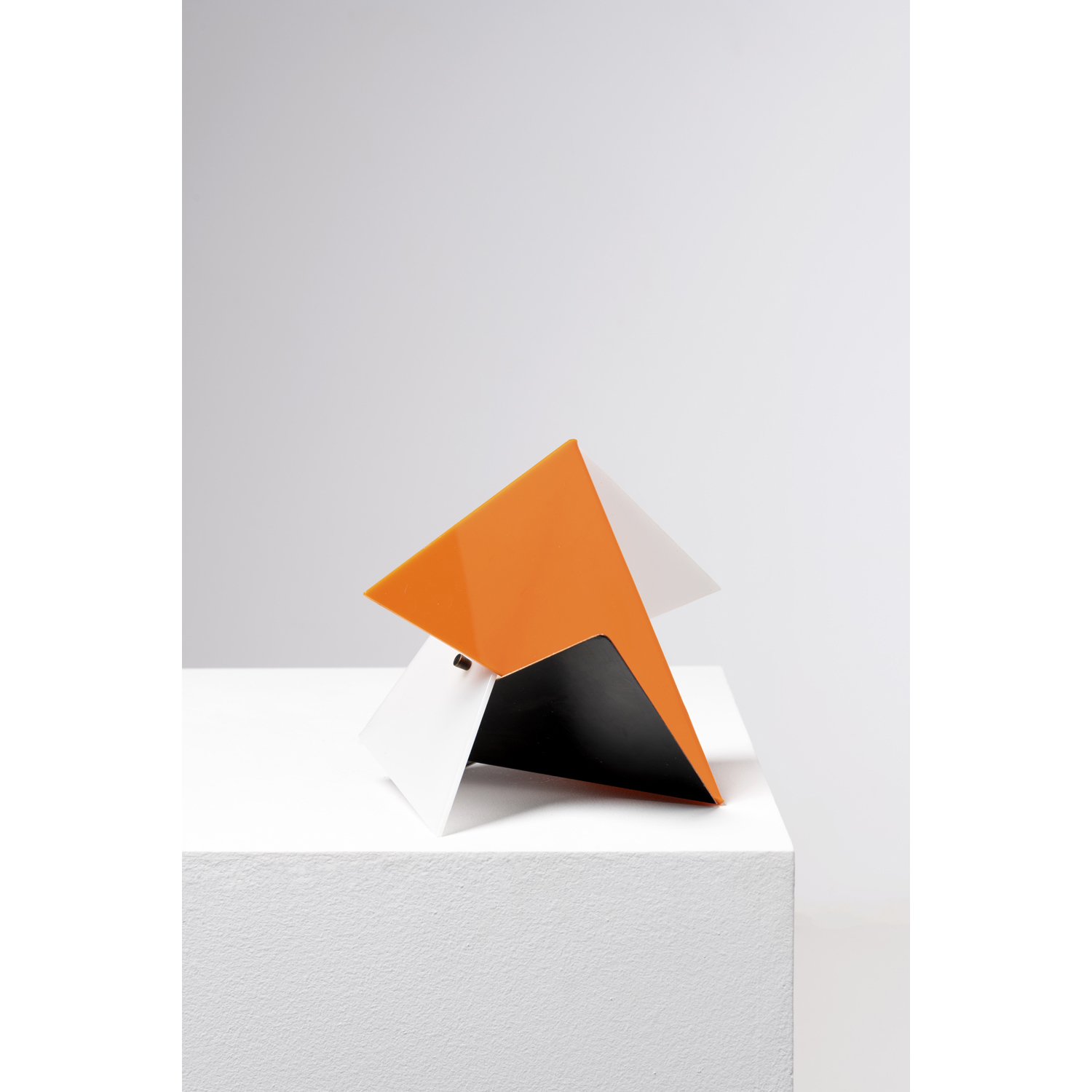 Boris Jean Lacroix (1902-1984) Lampe modèle 301 Métal laqué, Perspex et laiton Édition Luminalite Modèle créé vers 1957 H 18 × L 21 × P 24 cm