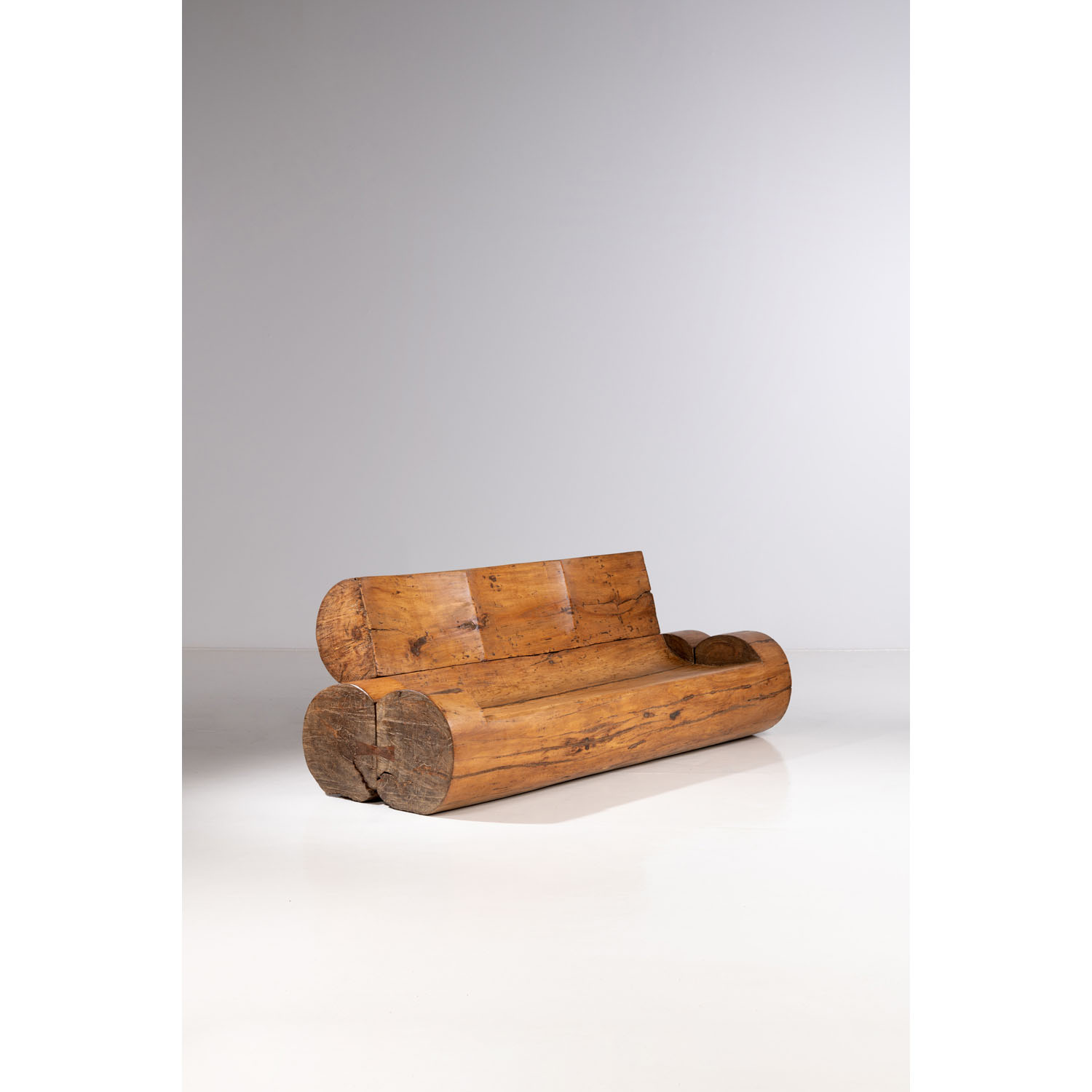 osé Zanine Caldas (1919-2001) Sofa de Troncos Estimation : 80000 / 120000 € ƒ José Zanine Caldas (1919-2001)  Sofa de Troncos  Canapé sculptural  Bois de pequi  Signé "Zanine"  Date de création: 1977  H 79×L 220×P 90cm  Bibliographie :  - A.B. Palma de Carvalho, L. Cavalcanti, M.C.  Loschiavo dos Santos, "José Zanine Caldas", Ed.  R. & Company & Olhares, 2019, maquette de ce  modèle reproduit p. 145  - "Movel Moderno no Brasil", Ed. Olhares, 2015,  p. 152  - "Ver Zanine" au C.C.B.B., catalogue de  l'exposition, modèle similaire reproduit p. 42