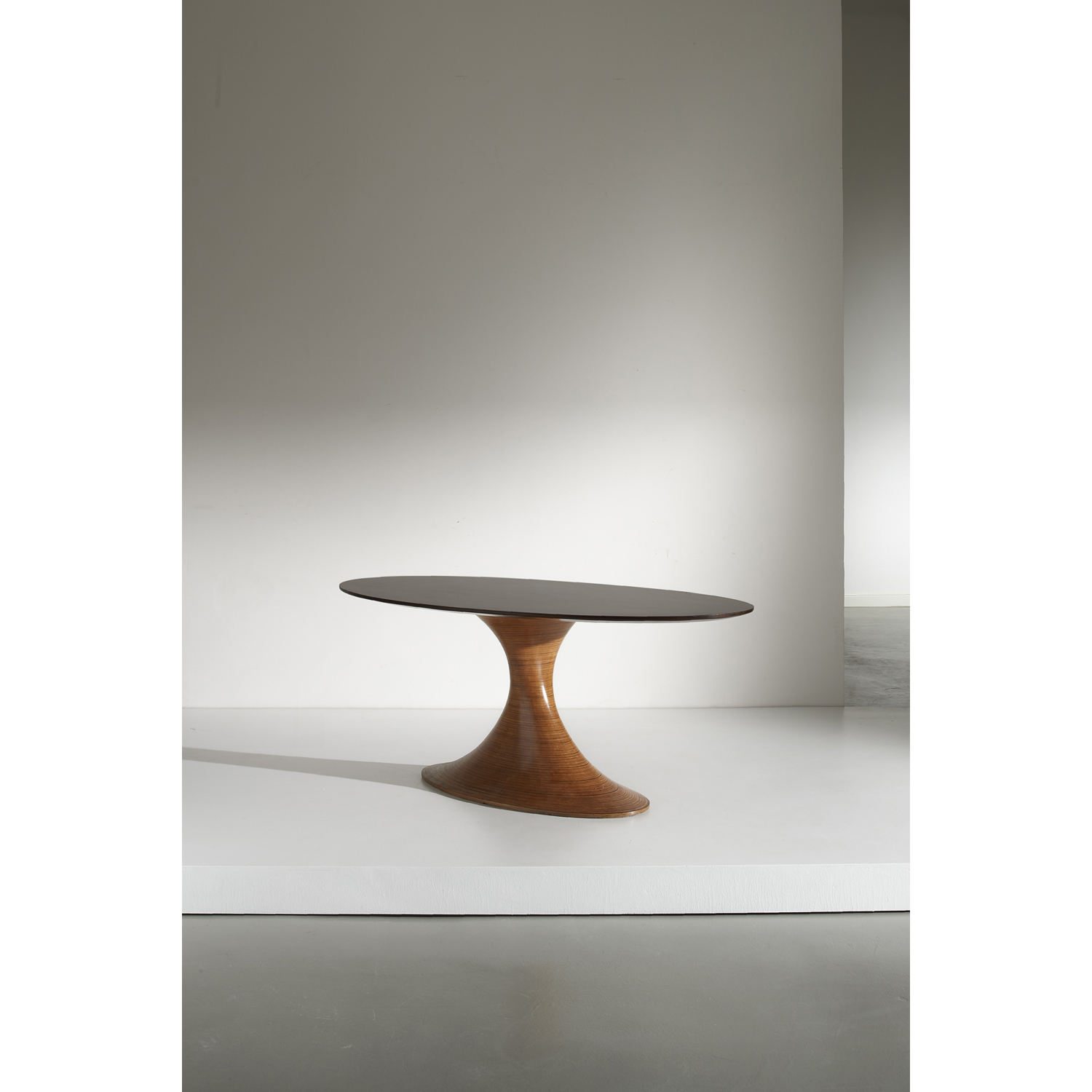 Attilio et Ernesto Lapadula (XXe) Table sculpturale Noyer et contreplaqu&eacute; Mod&egrave;le cr&eacute;&eacute; vers 1955 H 74&times;L 180&times;P 100 cm Bibliographie : I. De Guttry & M-P. Maino, Il mobile italiano degli anni '40-50, Ed. Laterza 1992, p.190-191, pour un mod&egrave;le similaire