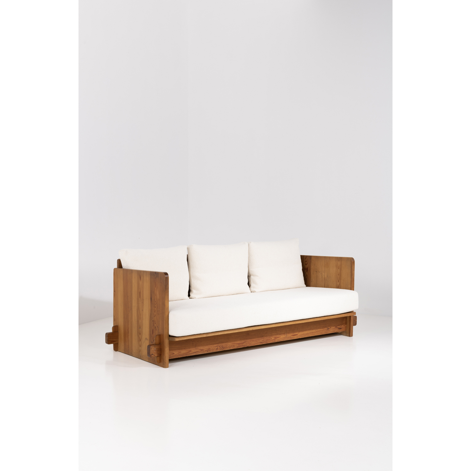 Axel-Einar Hjorth (1888-1959) Sofa Pine wood and fabric Edited by Nordiska Kompaniet Model created circa 1930 H 80 × L 206 × P 85 cm