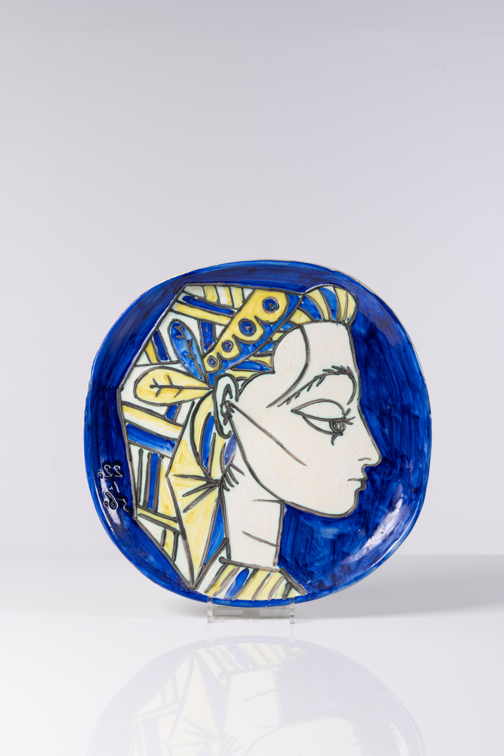 Pablo Picasso (1881-1973) Portrait de Jacqueline, 22.1.1956 Estimation : 25000 / 35000 € Pablo Picasso (1881-1973) Portrait de Jacqueline, 22.1.1956 Painted and partially enameled faience earthenware ceramic Dated "22.1.56" in reverse in the impression on the center-left Stamped "Madoura, plein feu" and annotated "empreinte originale de Picasso" on the reverse Unique piece Diameter : 42 cm Provenance : Private collection, Neuilly The buyer will be provided with a certificate from the Comité Picasso.