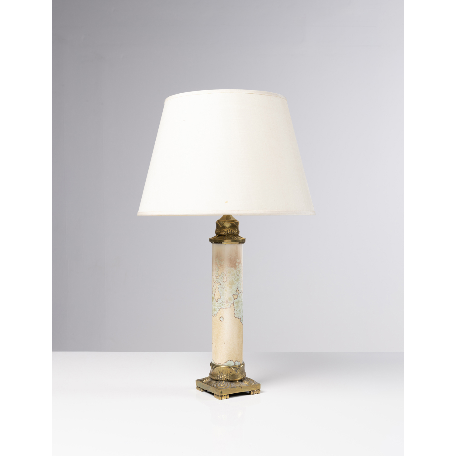 Henri Rapin (1873-1939) et Jean Baptiste Gouvenet (1885-1967) et Manufacture de Sèvres Lampe de table, vers 1920 Bronze doré et porcelaine Porte une étiquette '2934' H 67 × Ø 41 cm