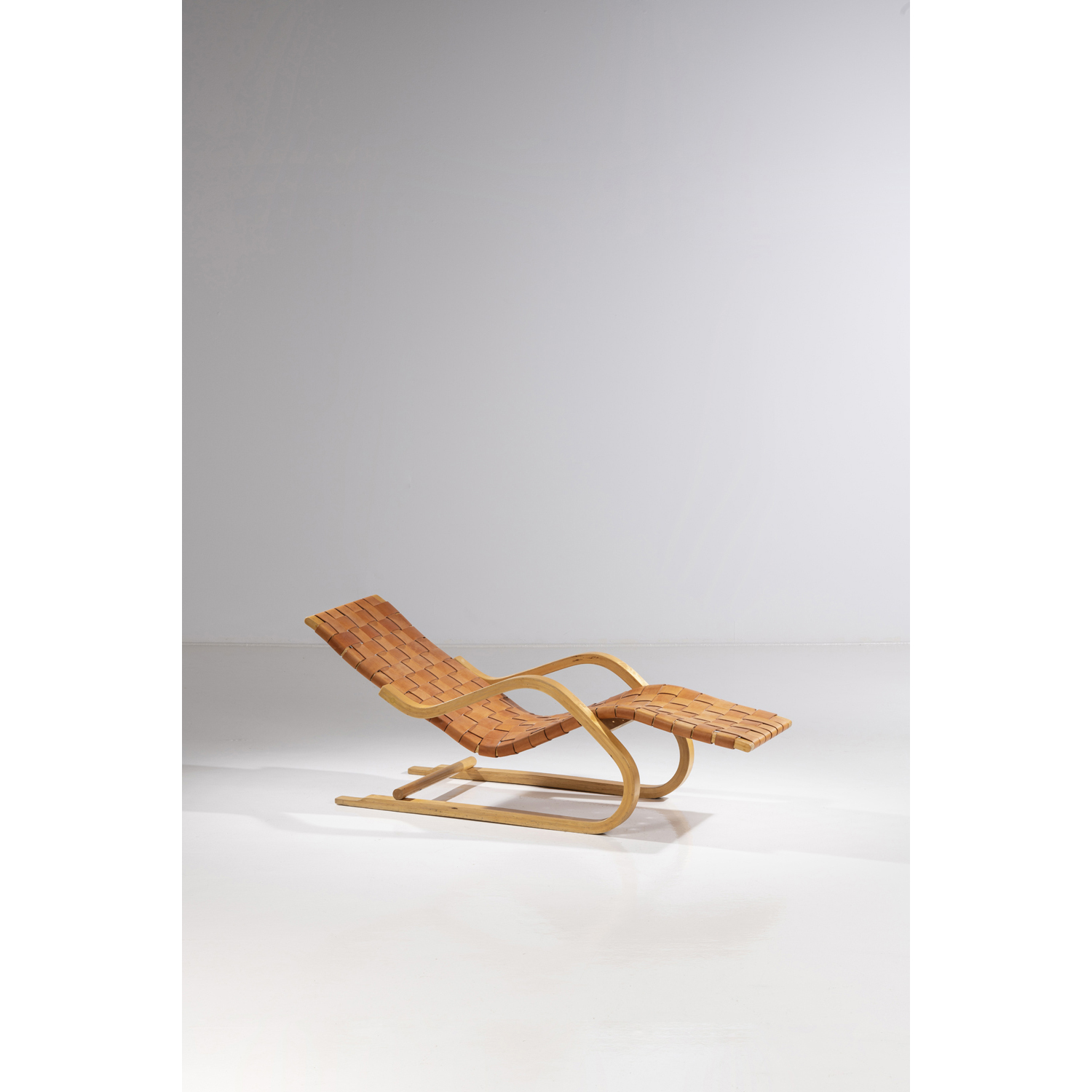Alvar Aalto (1898-1976) Modèle n°43 Estimation : 3000 / 4000 € Alvar Aalto (1898-1976) Modèle n°43 Chaise longue Bouleau contreplaqué et cuir Édition Artek Date de création: vers 1930 H 68 × L 170 × P 61 cm
