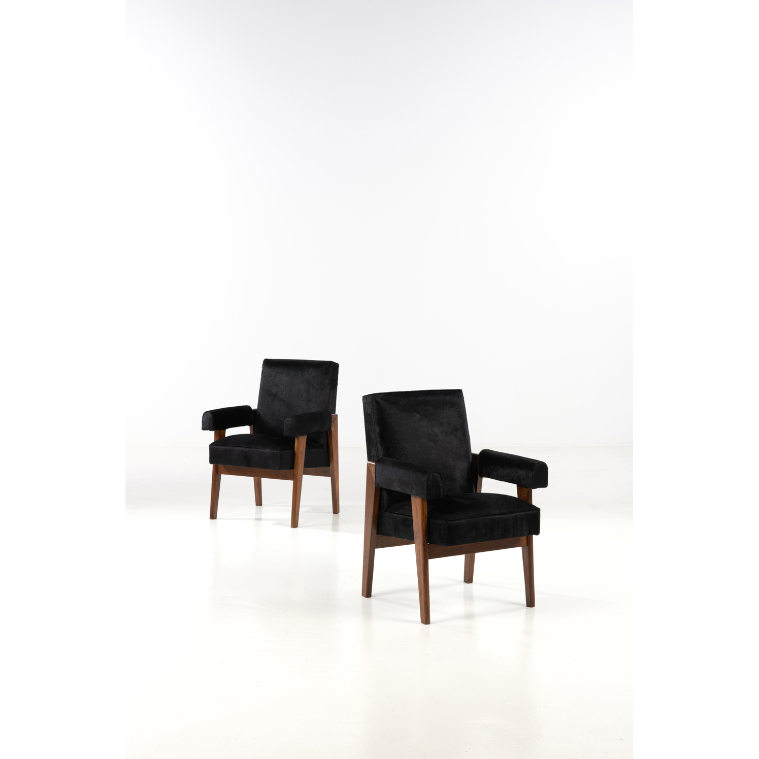 Pierre Jeanneret (1896-1967)  Advocate chair  Paire de fauteuils  Teck et peau  Date de création: 1955-1956