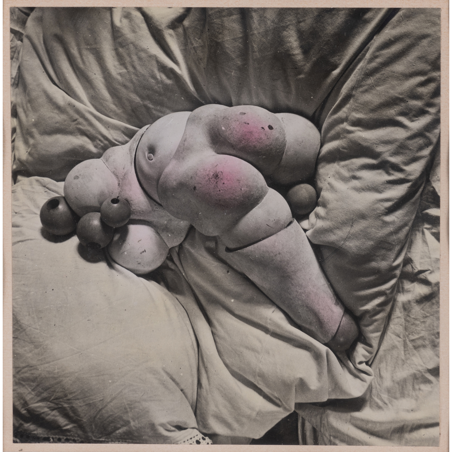 Hans Bellmer (1902-1975) La poup&eacute;e, 1949 Tirage g&eacute;latino-argentique colori&eacute;e &agrave; l'aniline Pi&egrave;ce unique 13,5 x 14 cm