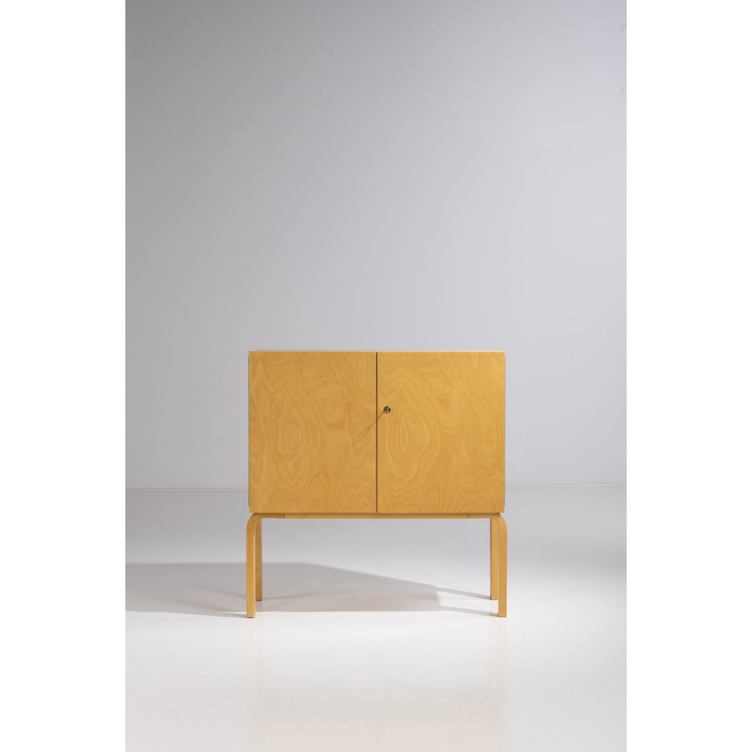 Alvar Aalto (1898-1976) Modèle n°810 Estimation : 6000 / 9000 € Alvar Aalto (1898-1976) Modèle n°810 Cabinet Bouleau et placage de bouleau Édition Oy Huonekalu-ja Rakennustyötehdas Ab pour Artek Date de création: années 1950 H 100,5 × L 95 × P 40 cm Bibliographie : - P. Tuukkanen, ed., 'Alvar Aalto Designer', Alvar Aalto Museum, Ed. Vammala 2002, pp. 173, 177 - E. B. Ottillinger, 'Alvar Aalto, Möbel: Die Sammlung Kossdorff', Vienna, 2002, p. 42, ill. 29