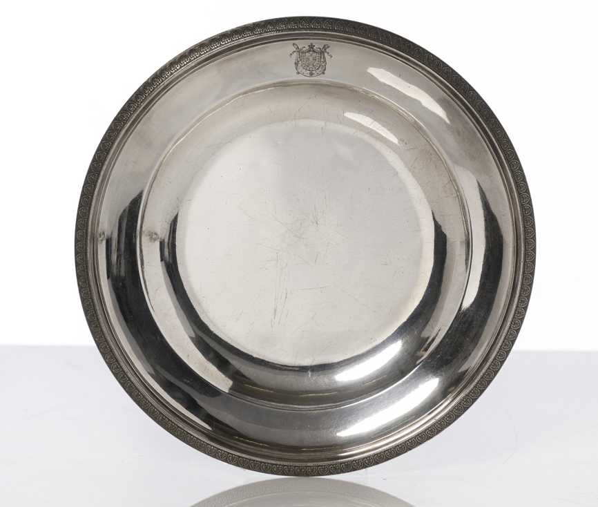 Estimation : 3000 / 4000 &euro; Grande assiette en argent, aux armes de Joachim  MURAT, grand-duc de Berg. Bordure &agrave; filets.  Poincon de titre 1 et de garantie Paris (1798-  1809).  Poin&ccedil;on d&rsquo;orf&egrave;vre de Jean-Baptiste ODIOT.  Epoque Premier Empire.  &Oslash;29,7cm  Poids brut: 840 g
