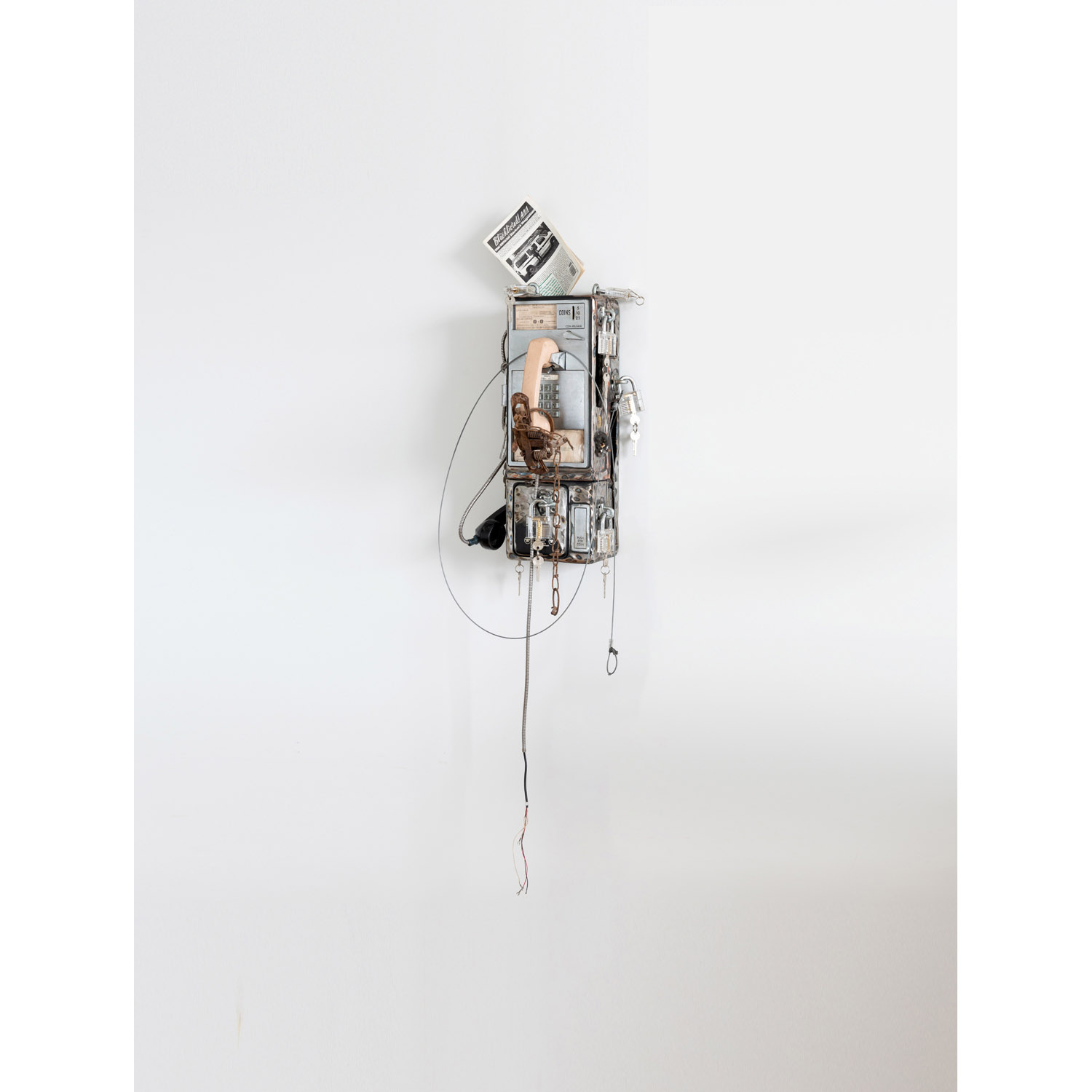 Jason Matthew Lee (n&eacute; 1989) Radical transparency, 2015 Combin&eacute; de t&eacute;l&eacute;phone payant, cadenas 82 x 35 cm Provenance: - Galerie Catherine Bastide, Bruxelles - Collection particuli&egrave;re, Bruxelles Exposition: Bruxelles, Galerie Catherine Bastide, "Embodiment: Rosa Aiello, Renaud Jerez, Jason Matthew Lee" 20 Novembre 2015 &ndash; 16 Janvier 2016