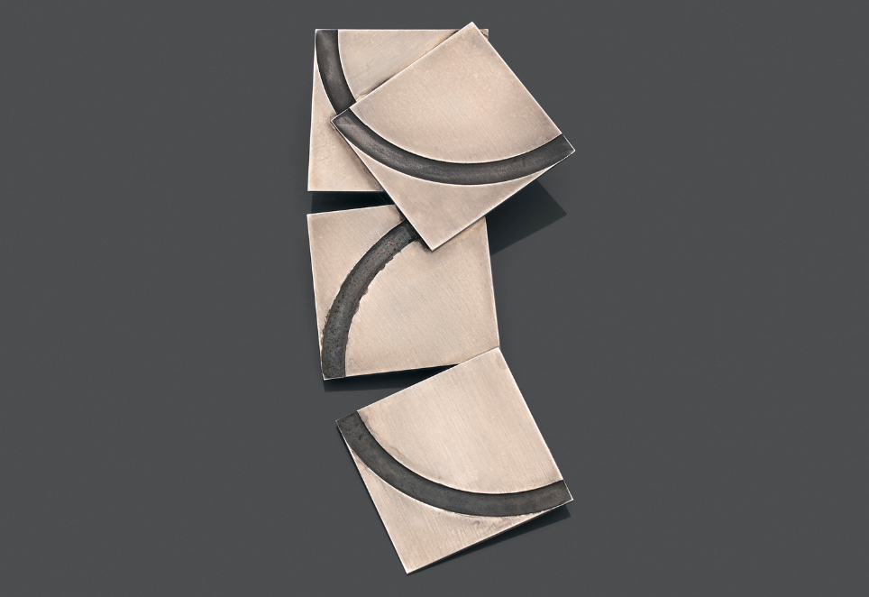 Fran&ccedil;ois Morellet (1926-2016)   Grande Broche/Pendentif en argent (925&permil;) et nielle. Ann&eacute;es 1970