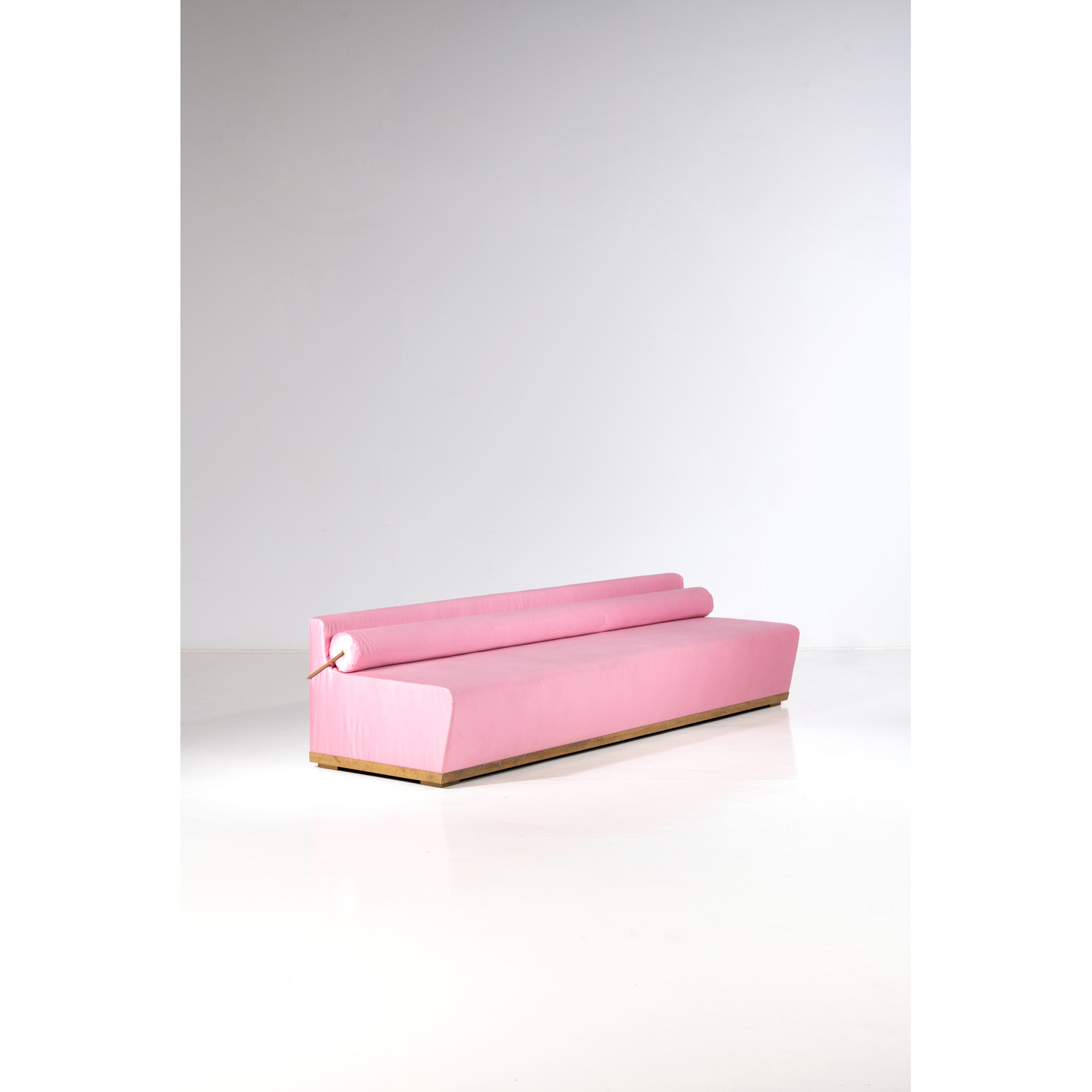 Dimoremilano (fond&eacute; en 2003) Signora Estimation : 3000 / 4000 &euro; Dimoremilano (fond&eacute; en 2003)  Signora  Collection Progetto Non Finito  Canap&eacute;  Textile et laiton oxyd&eacute;  Date de cr&eacute;ation: 2014  H58&times;L250&times;P73cm