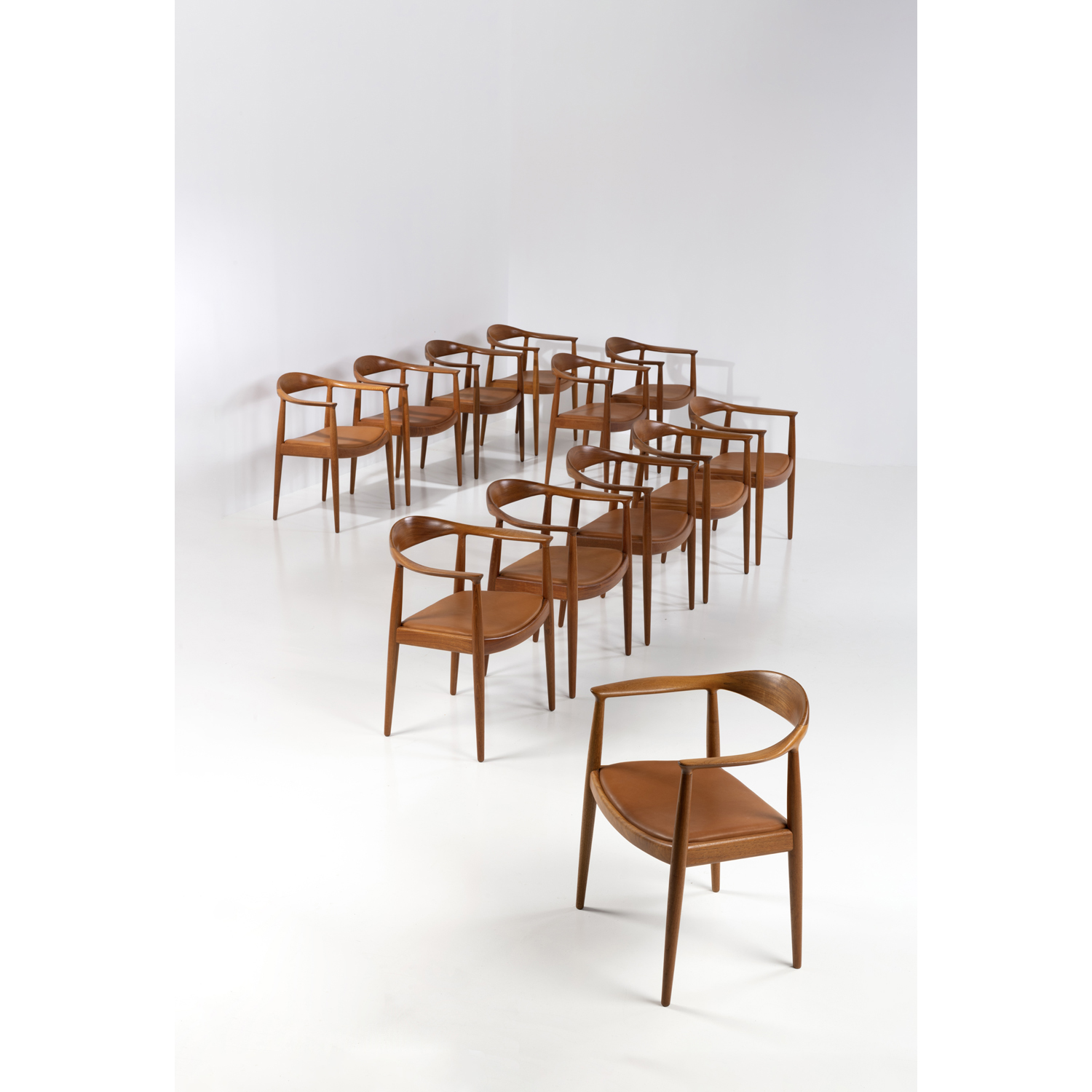 Hans J. Wegner (1914-2007) Modèle n°JH 50 dit 'The Chair' Suite de douze chaises Teck et cuir Édition Johannes Hansen Estampille de l'éditeur Modèle créé en 1949 H 76 × L 63 × P 45 cm