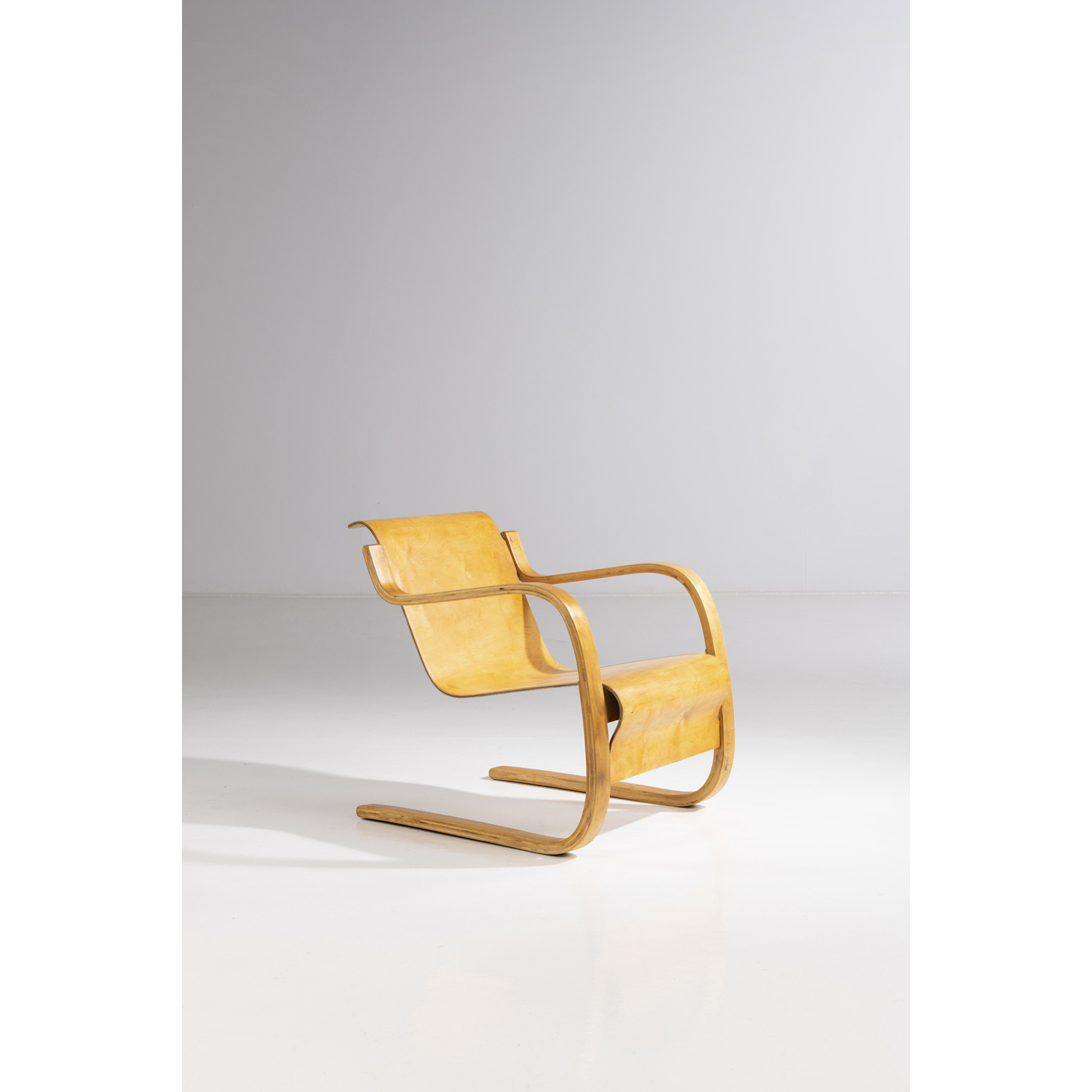 Alvar Aalto (1898-1976) Modèle n°42 dit 'Pikku Paimio' Estimation : 6000 / 9000 € Alvar Aalto (1898-1976) Modèle n°42 dit 'Pikku Paimio' Fauteuil Hêtre lamellé-collé Édition Huonekalu-ja Rakennustyötehdas Oy Date de création: années 1940 H 67× L 59 × P 66 cm Bibliographie : - 'Alvar Aalto Furniture', Museum of Finnish Architecture Finnish Society of Crafts and Design