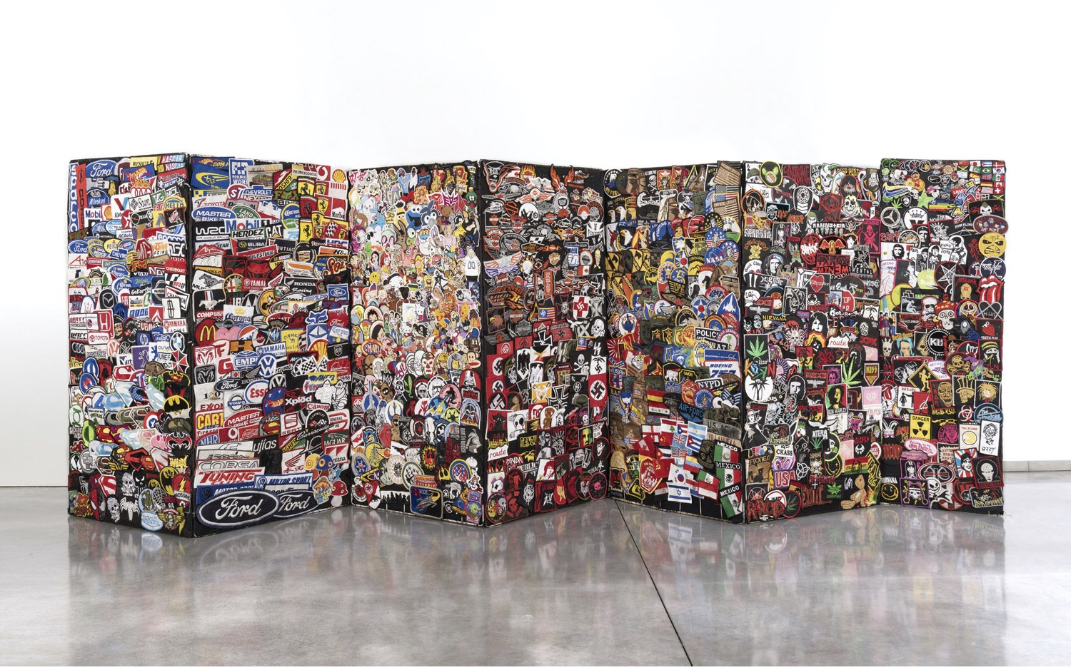  Claire Fontaine (collectif fond&eacute; en 2004) Multitude, 2008 Claire Fontaine (collectif fond&eacute; en 2004) Multitude, 2008 Paravent compos&eacute; de de 7 panneaux de patchs sur toile sur structure m&eacute;tallique 101 x 297 x 42 cm Provenance: - Galerie Neu, Berlin - Collection particuli&egrave;re, Bruxelles Expositions: - Berlin, Galerie Neu, "Change", 12 Juillet - 23 Ao&ucirc;t 2008 - Nordhorn, Galerie St&auml;dtische, "Claire Fontaine, Displaced", 27 Mai - 29 Juillet 2018