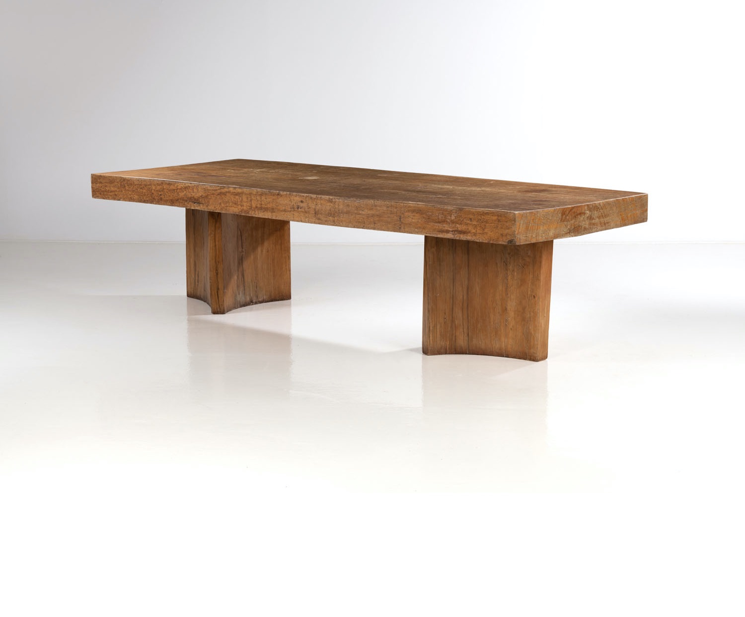 José Zanine Caldas (1919-2001) Table de salle à manger Estimation : 80000 / 120000 € ƒ José Zanine Caldas (1919-2001)  Table de salle à manger  Bois de pequi  Signée "Zanine" sous le plateau  Date de création: 1977  H 78×L 297,5×P 115cm