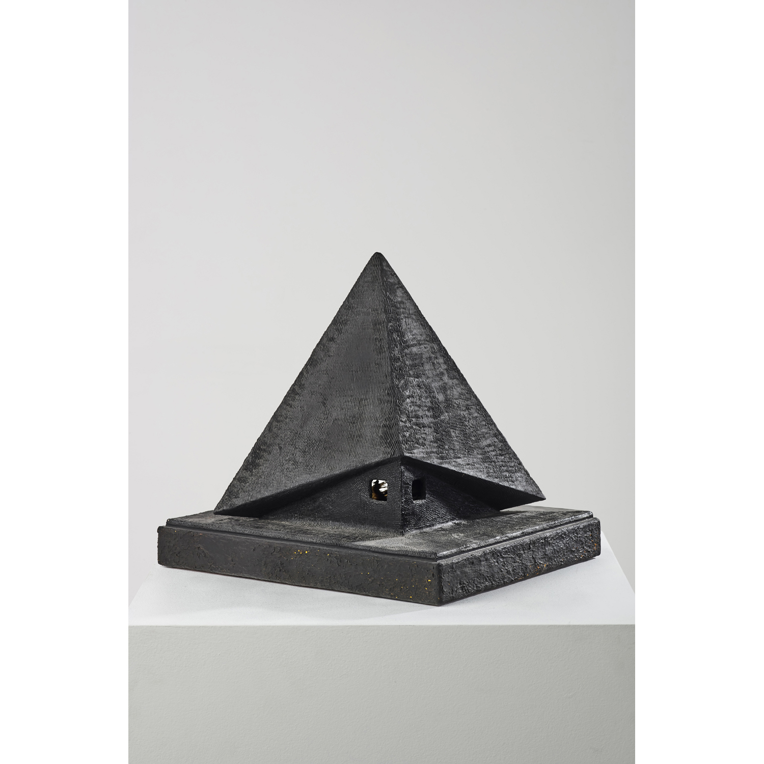 Aboudramane Doumbouya (né en 1961, Côte d'Ivoire) Sushi Sashimi, 1994 Bois, carton, plomb, arête de poisson, gouache 44 x 38 x 40 cm Expositions : Berlin, Galerie Peter Herrmann, Chéri Samba, 2003 Paris, Galerie Jean-Marc Patras, 2007 Berlin, Galerie Peter Herrmann, Aboudramane Solo, 2011 Paris, Galerie Athena & Antichambre, Entre Deux Terres, 2019 Paris, La Galerie Africaine, Interception, 2020