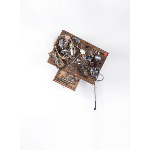 Daniel Spoerri (n&eacute; en 1930) Palette, (heberstof), 1989 Estimation : 15000 / 25000 &euro; &fnof; Daniel Spoerri (n&eacute; en 1930) Palette, (heberstof), 1989 Instrument chirurgicaux, objets divers, ampoules et syst&egrave;me lumineux sur palette Sign&eacute;, dat&eacute;, titr&eacute; et annot&eacute; sous la palette 104 x 100 x 97 cm Provenance : Galerie Daniel Varenne, Gen&egrave;ve Exposition : B&acirc;le, Galerie Klaus Littmann, Paris, Galerie Beaubourg, Marianne et Pierre Nahon, "Daniel Spoerri, K&uuml;nstlerpaletten (Palettes d'artistes)", d&eacute;cembre-janvier 1989 / mars-avril 1990, reproduit en 