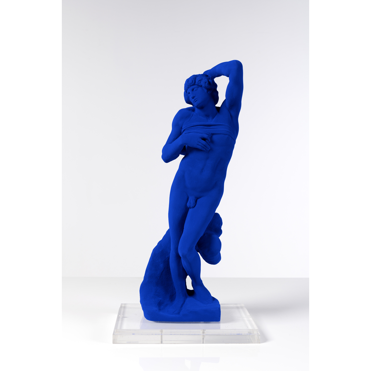 Yves Klein (1928-1962) L'esclave mourant d'après Michel-Ange (1962) - 1992 Pigment IKB appliqué sur âme de plâtre et résine synthétique Sculpture signée "R.Klein-Moquay" et numérotée "40/300" sur l'étiquette sous le socle Éditeur J.P. Ledeur, Paris Sous emboîtage en plexiglas 60 × 18 × 16 cm 67 × 32 × 25 cm (avec socle) Provenance : Acquise directement auprès de la Galerie Marion Meyer, Paris, par l'actuel propriétaire en 2006. Bibliographie : P. Wember, Yves Klein, n°S 20, p. 98 S. Stich, Yves Klein, p. 247 J.-P. Ledeur, Yves Klein: Catalogue raisonné des éditions et sculptures éditées, p. 248 Nous remercions les Archives Yves Klein pour les informations qu'elles nous a aimablement communiquées.