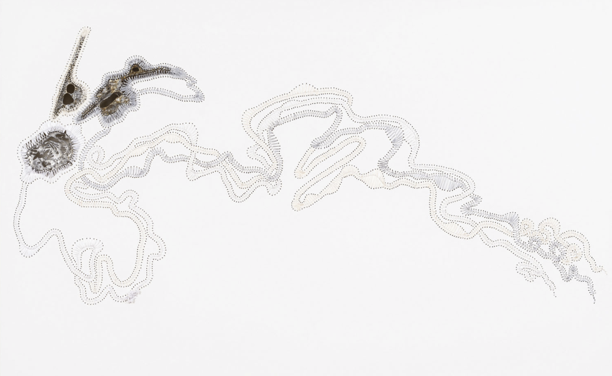 Estimation : 45000 / 55000 € ƒ Nicholas Hlobo (né en 1975, Afrique du Sud) Umfanekiso, 2012 Rubans et aluminium sur toile Signée, datée et titrée au dos 150,5 x 101 cm