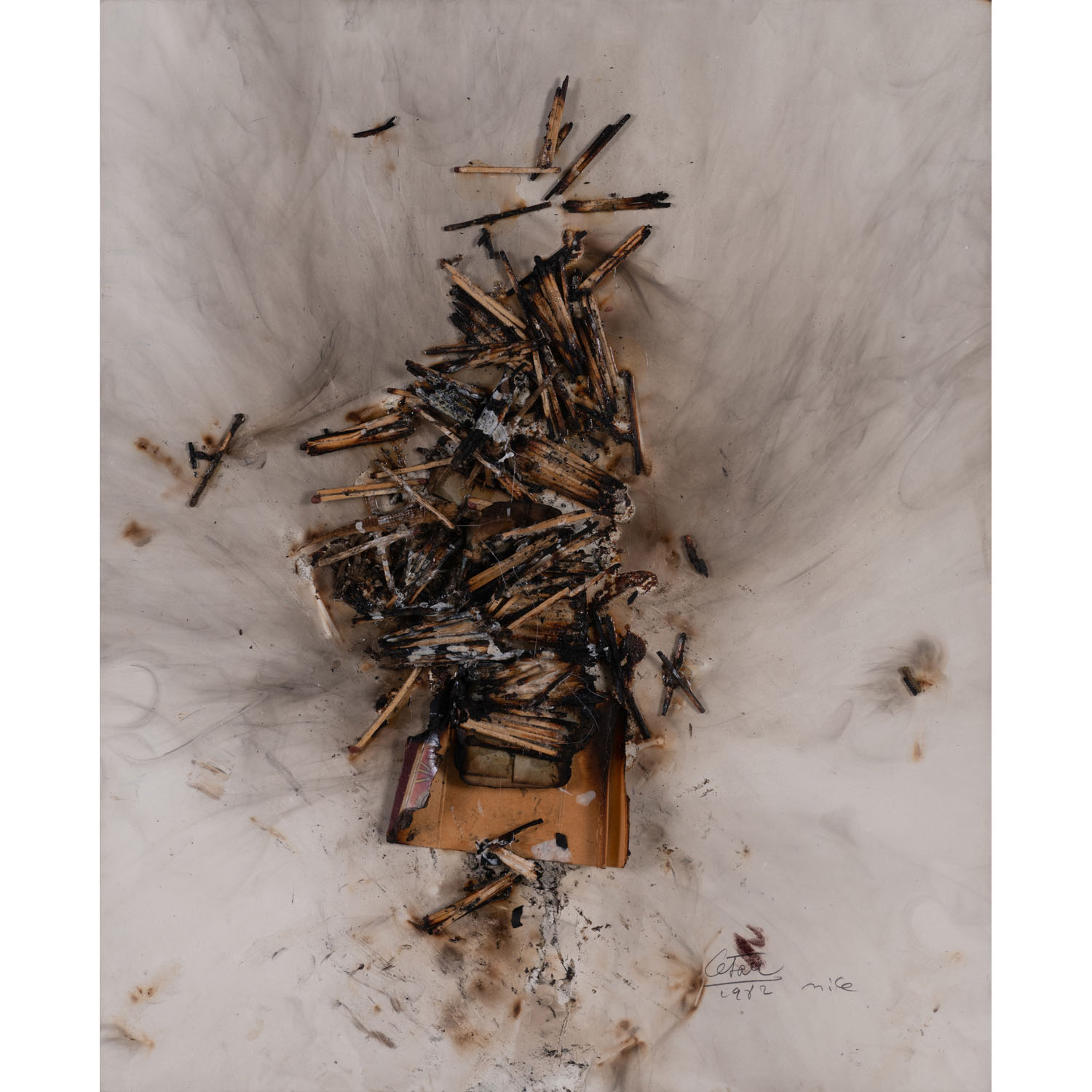 César (César Baldaccini dit) (1921-1998) Combustion d'allumettes, 1982 Estimation : 10000 / 12000 € César (César Baldaccini dit) (1921-1998) Combustion d'allumettes, 1982 Collage de boîte d'allumettes et allumettes calcinées et suie sur panneau Signé, daté et situé en bas à droite 48 x 39 cm