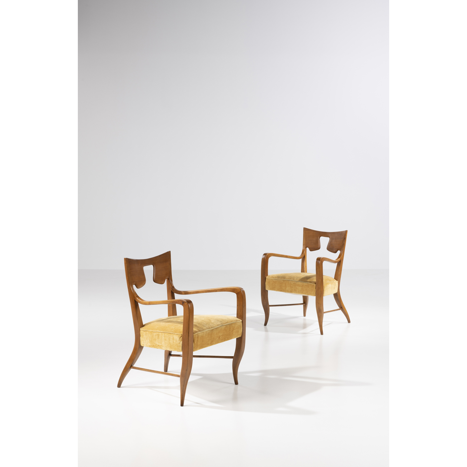 Gio Ponti (1891-1979) Paire de fauteuils Noyer et velours Édition Giordano Chiesa Modèle créé en 1946 H 81,5×L 57×P 62 cm