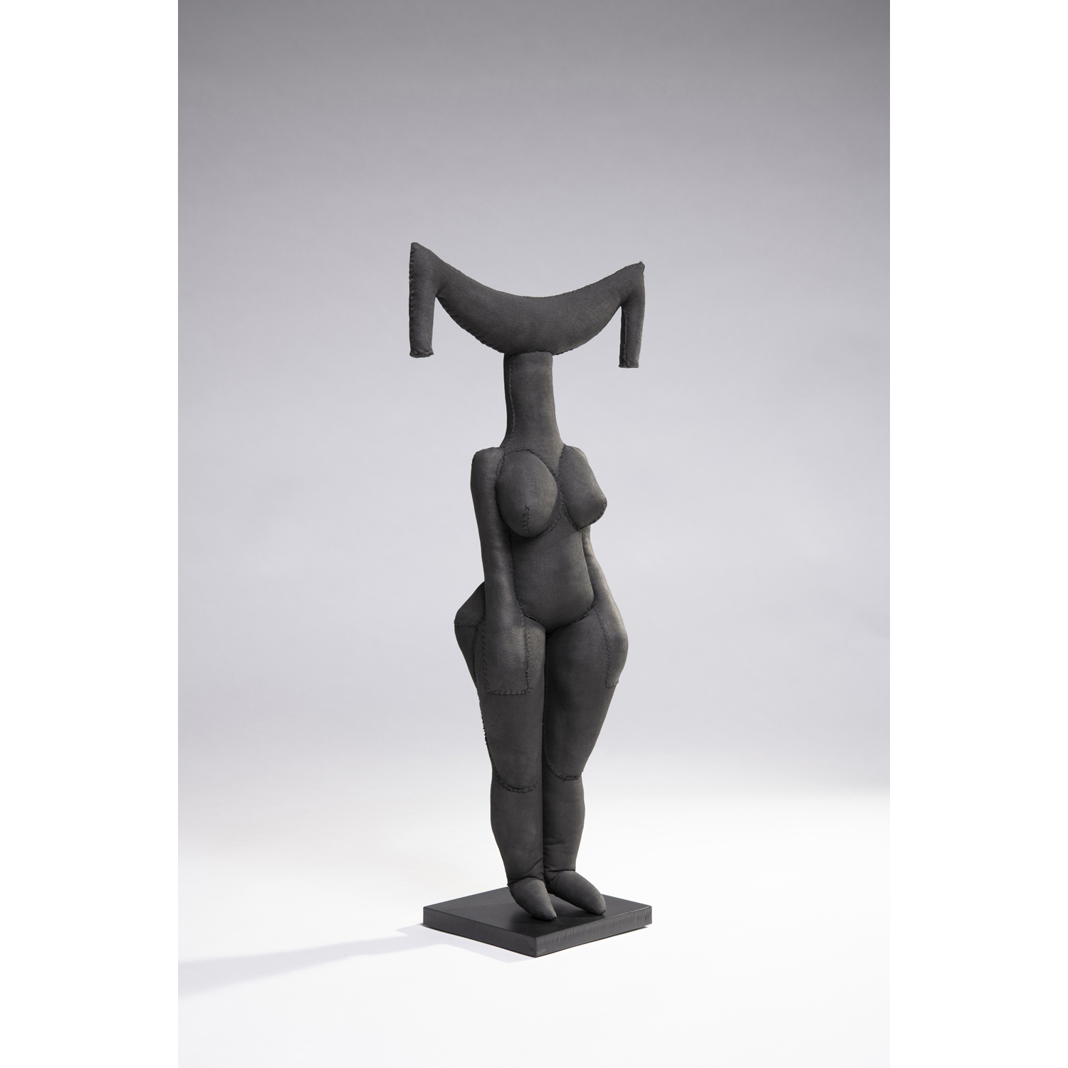  Christian Astuguevieille (n&eacute; en 1946) DIVINITE REUNION - PI&egrave;ce unique Estimation : 5000 / 7000 &euro; Christian Astuguevieille (n&eacute; en 1946)  DIVINITE REUNION - PI&egrave;ce unique  Sculpture  Textile peint en noir et socle en m&eacute;tal h&eacute;matis&eacute;  Date de cr&eacute;ation : 2018  H 74 x L 32 x P 18 cm