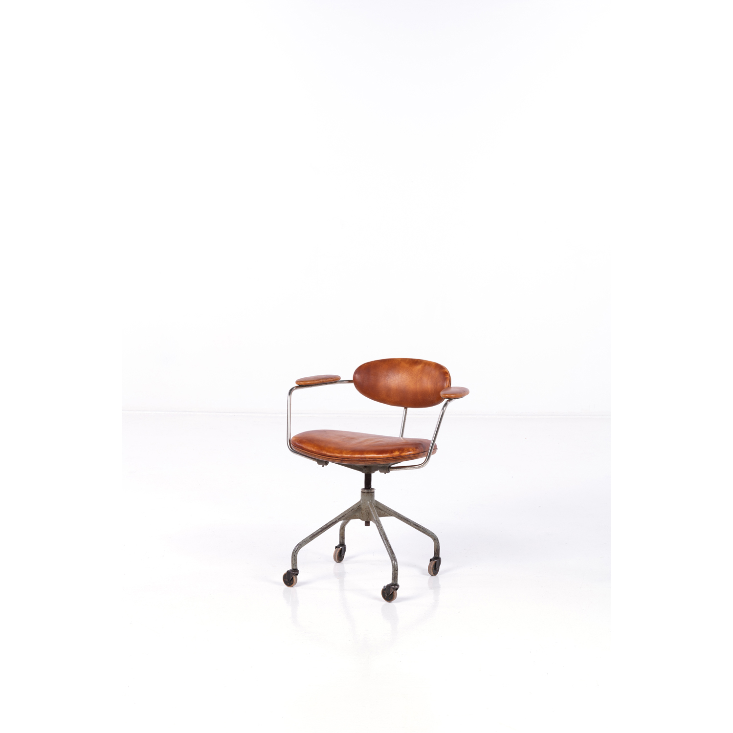 Lot 173 - Hans J. Wegner (1914-2007) Modèle B621 Fauteuil pivotant, Edition Planmøbel