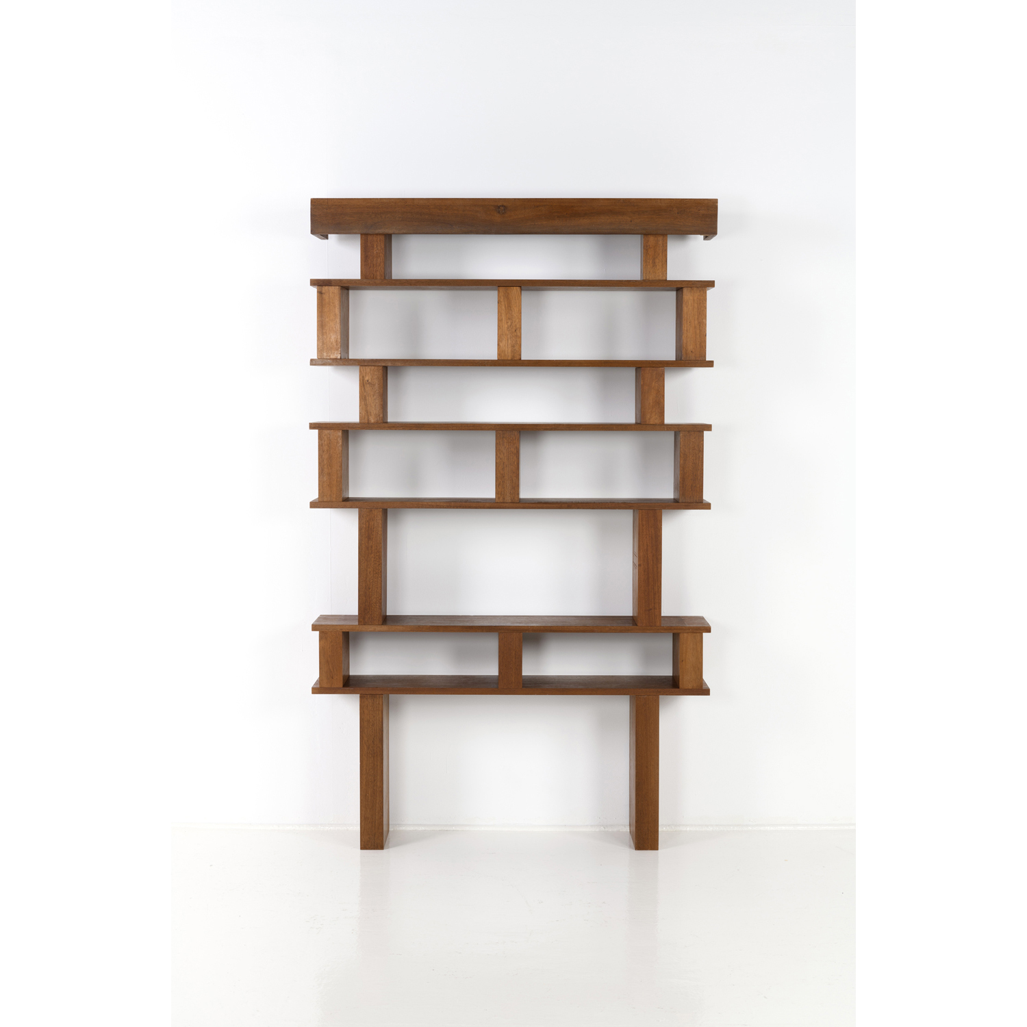 Charlotte Perriand (1903-1999) & Pierre Jeanneret (1896-1967) Estimation : 15000 / 20000 &euro; Charlotte Perriand (1903-1999)  & Pierre Jeanneret (1896-1967)  Biblioth&egrave;que, variante du mod&egrave;le n&deg;12  Commande sp&eacute;ciale  Ch&ecirc;ne  &Eacute;dition BCB  Date de cr&eacute;ation: vers 1945  H 202  &times;L 124  &times;P 24,5cm  Bibliographie : Charlotte Perriand, l'Oeuvre compl&egrave;te,  Volume 2: 1940-1955, J. Barsac, pp. 174 et 311  pour le mod&egrave;le standard, p. 272 pour un mod&egrave;le  approchant  Provenance : Ancienne collection Monsieur S.