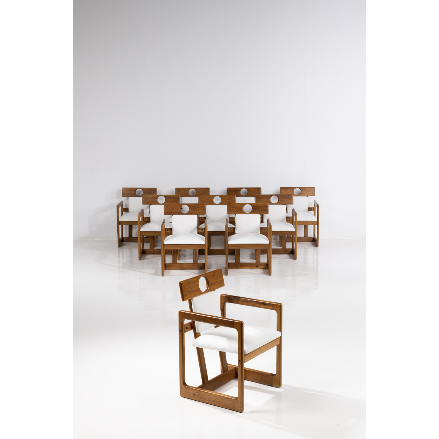 Sergio Rodrigues (1927-2014) Cuiaba S&eacute;rie de dix fauteuils Bois de peroba et textile Date de cr&eacute;ation : ann&eacute;es 1985 H 80 &times; L 54 &times; P 51 cm Bibliographie : Movel Moderno Brasileiro, Ed. Aeroplano, 2012, mod&egrave;le similaire reproduit p. 235 Provenance : Mod&egrave;le dessin&eacute; pour l&rsquo;Hotel Eldorado, Cuiaba, Br&eacute;sil