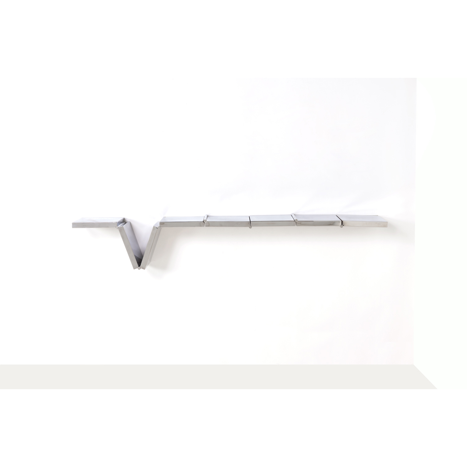 Ron Arad (né en 1951) Fly on the wall - N°2/20 Console murale Acier poli miroir Edition One Of Signée 'Ron Arad' et numérotée '2/20' (que 2 exemplaires produits malgré la numérotation) Date de création : 1994 H 31 × L 208 × P 32 cm (dimensions variables)