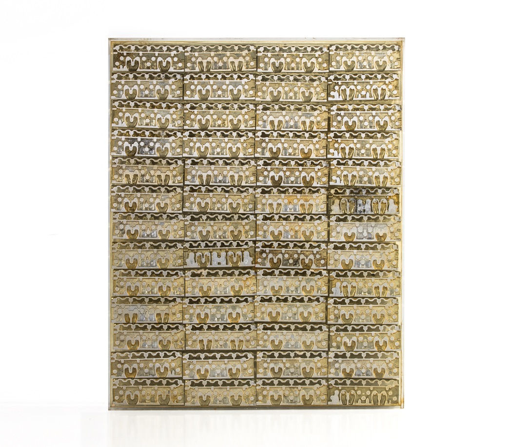 Lot 77 - Arman (Armand Fernandez dit) (1928-2005) Accumulation Renault, n°136, 1968  Inclusion de culasses de Renault 5 dans du plexiglas