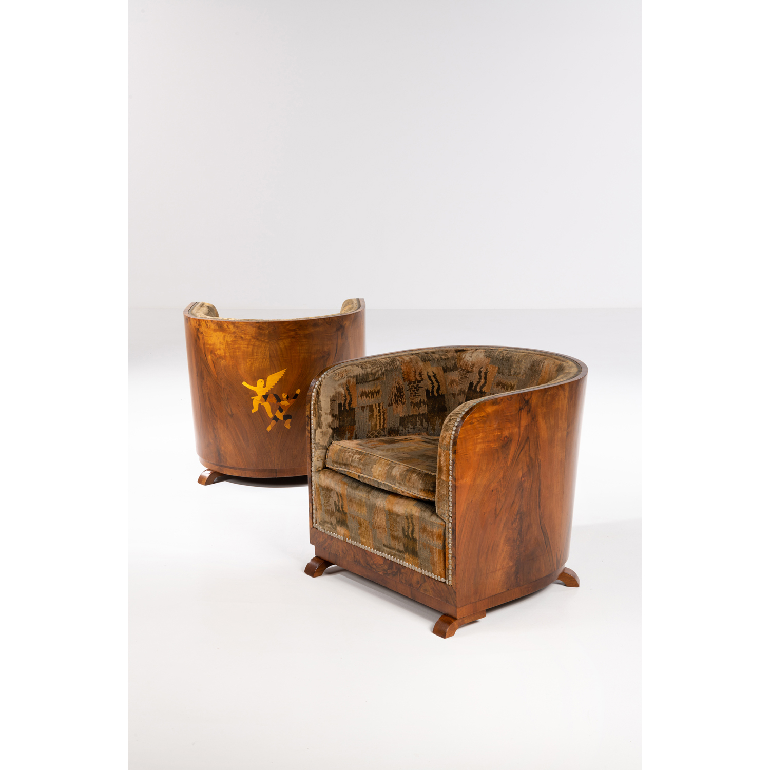 Gio Ponti (1891-1979) Paire de fauteuils - Pièce unique Noyer, placage de noyer, marqueterie de bois et textile (d'origine) Modèle créé dans les années 1930 H 64 × L 71,5 × P 62 cm