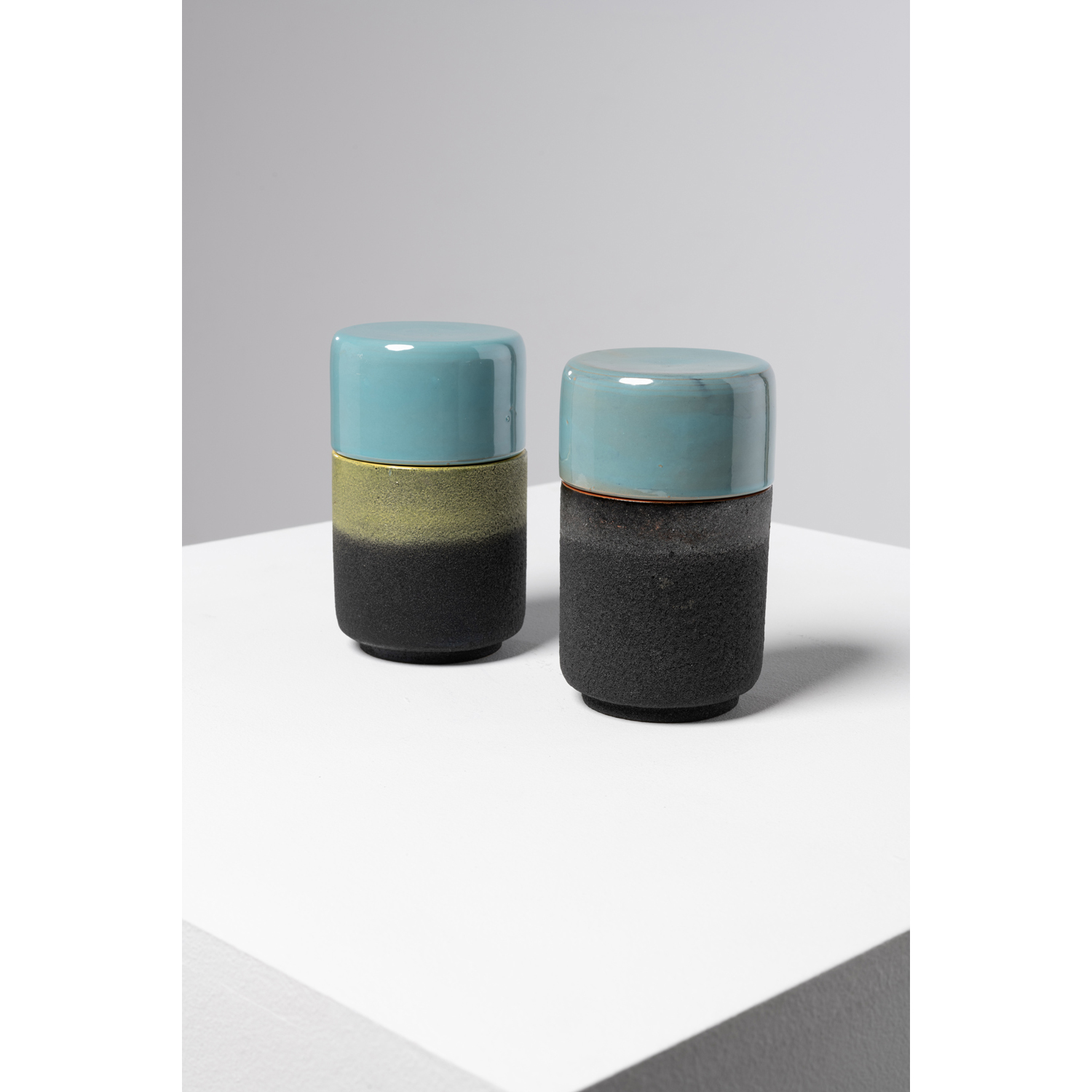 Ettore Sottsass (1917-2007) Mod&egrave;le 198 - S&eacute;rie 'Ceramiche di lava' Deux pots couverts C&eacute;ramique &eacute;maill&eacute;e &Eacute;dition Il Sestante Production Bitossi, Montelupo Fiorentino Marqu&eacute;s 'Sottsass, Il Sestante 198, Italy' Mod&egrave;le cr&eacute;&eacute; en 1958 H 15 &times; &Oslash; 8,5 cm