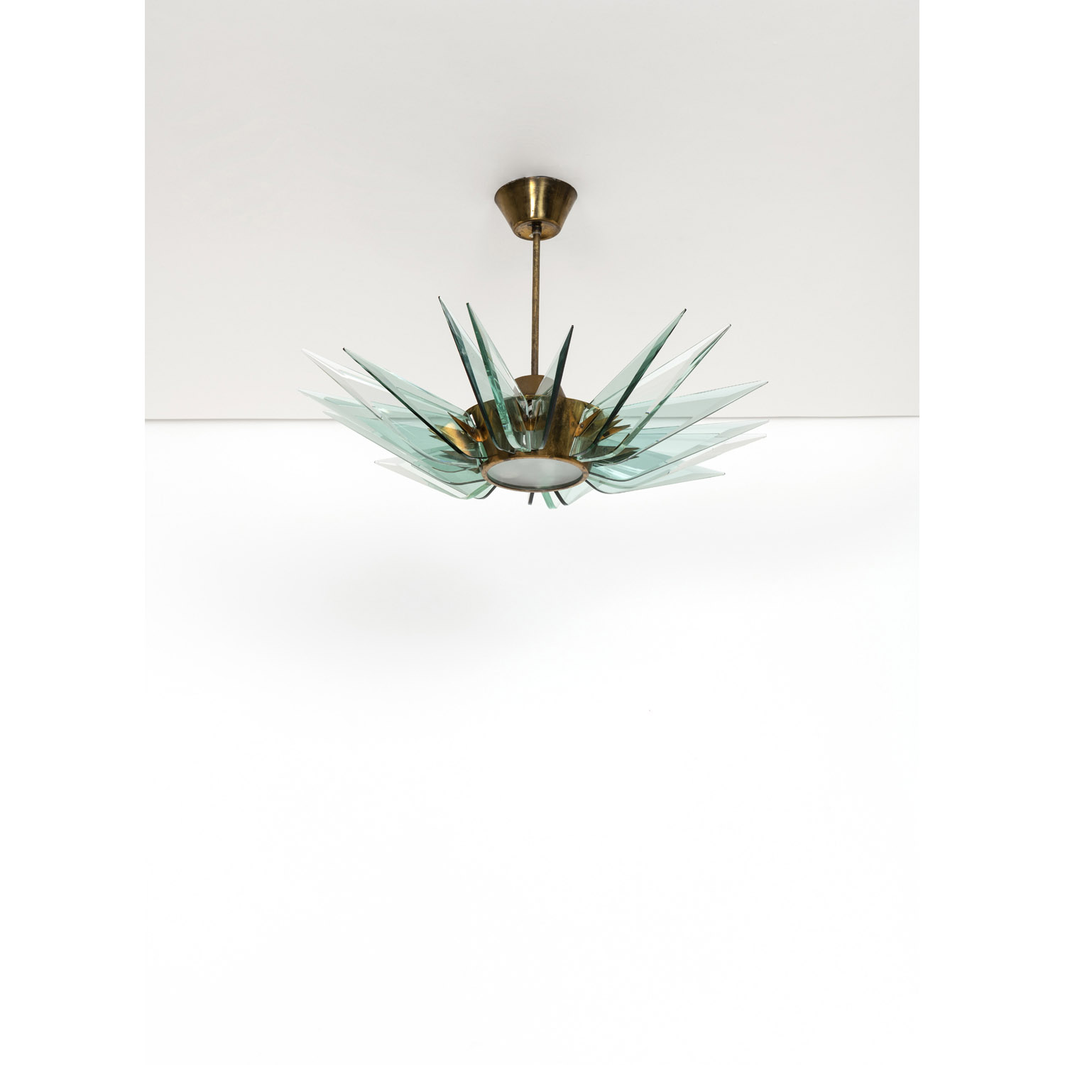 Max Ingrand (1908-1969) Suspension Max Ingrand (1908-1969) Suspension Laiton, verre et verre opaque Édition Fontana Arte Date de création: vers 1960 H 43×Ø 69 cm
