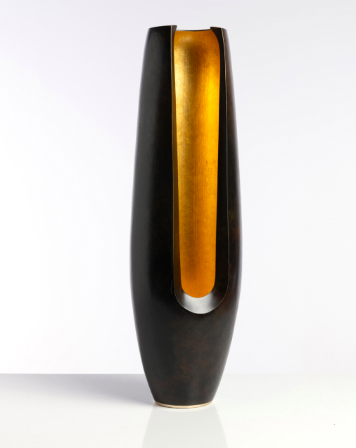 Herv&eacute; Wahlen (n&eacute; en 1957)  Creux - Pi&egrave;ce unique  Cuivre martel&eacute; et feuille d'or  Sign&eacute; 'Wahlen' et dat&eacute; '2014'  Date de cr&eacute;ation: 2014  H100&times;L22&times;P30 cm 