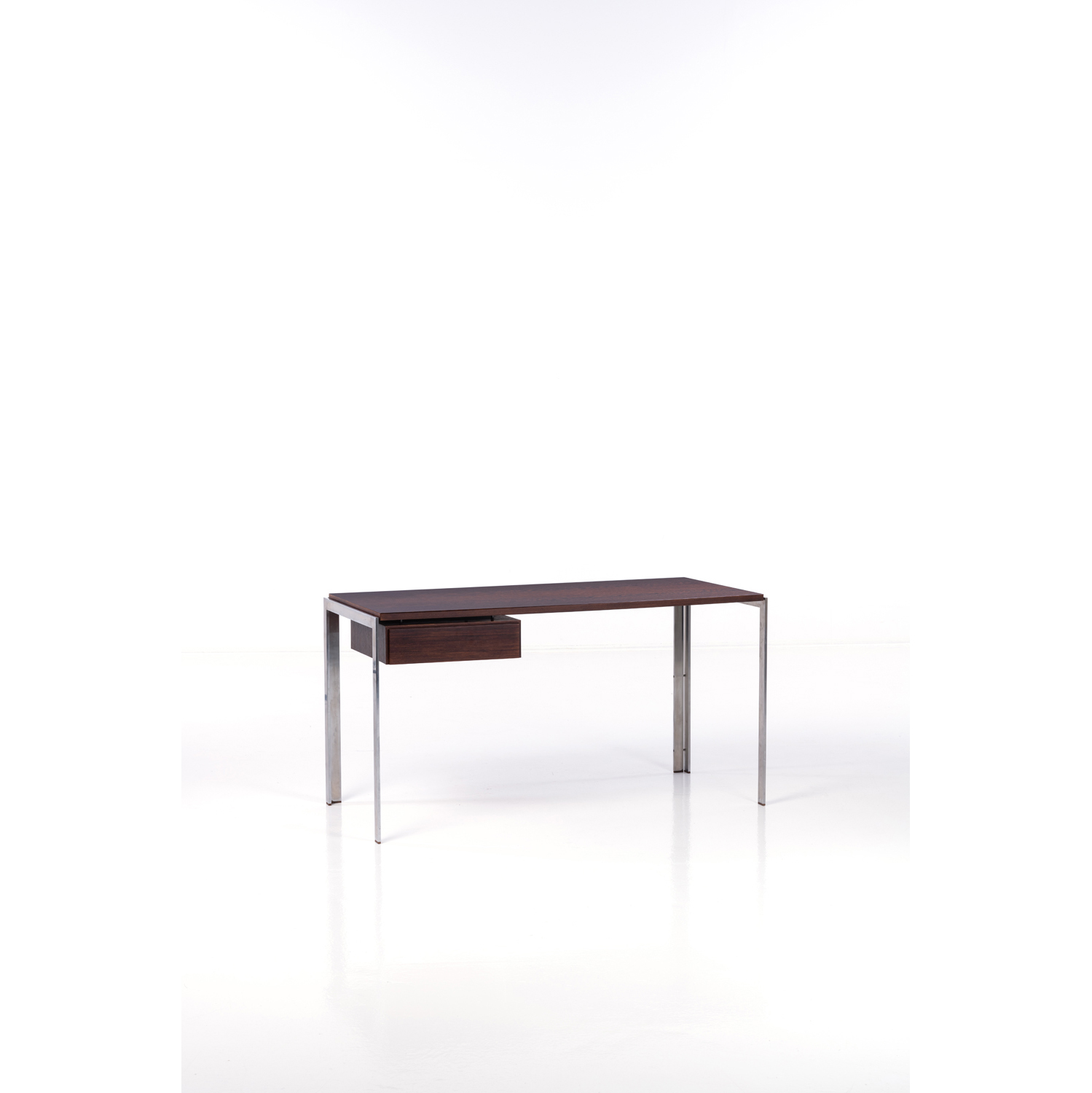 Lot 172 - Arne Jacobsen (1902-1971)  Bureau Palissandre et inox