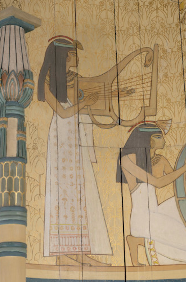 Travail fran&ccedil;ais (XIXe) D&eacute;cor dit &laquo; retour d'Egypte &raquo;, vers 1890-1900 Ensemble compos&eacute; : - d&rsquo;une importante boiserie - d'un lit &agrave; colonnes - de treize colonnes - de deux appliques Bois sculpt&eacute; et peint Adapt&eacute; dans ses dimensions, compos&eacute; en partie d&rsquo;&eacute;l&eacute;ments anciens avec certaines parties post&eacute;rieures Les dimensions pr&eacute;cises pourront &ecirc;tre communiqu&eacute;es sur demande