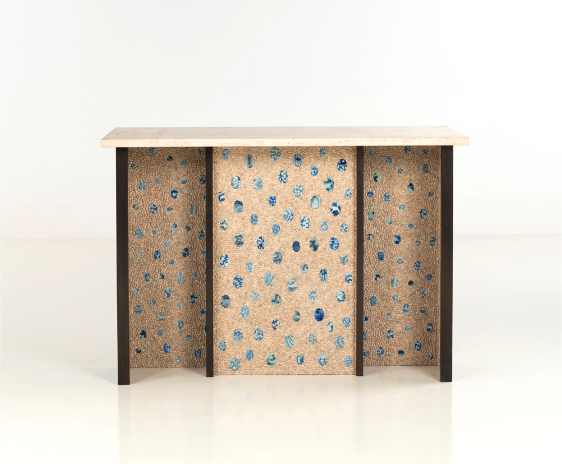 Thomas Boog (né en 1959) Porcelaine - Pièce unique Console Bois peint, laiton patiné, coquillages, porcelaine et travertin Modèle créé en 2013