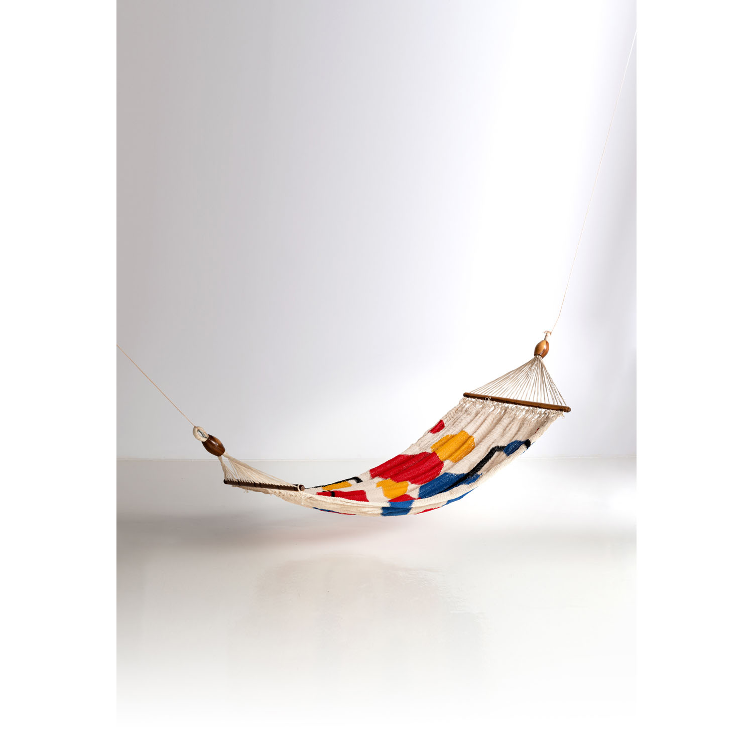 Alexander Calder (1898-1976) Hamac - N°28/100 Estimation : 10000 / 15000 € Alexander Calder (1898-1976)  Hamac - N°28/100  Chanvre et bois  Edition limitée à 100 exemplaires  Brodé '75 CA' et '28'  Date de création : 1975  H 170×L 339×P 112,5 cm